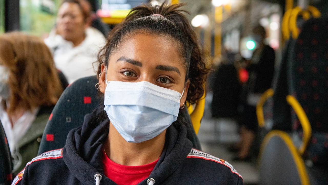 Gabriella Lopez med munnbind på 20-bussen mellom Torshov og Carl Berner