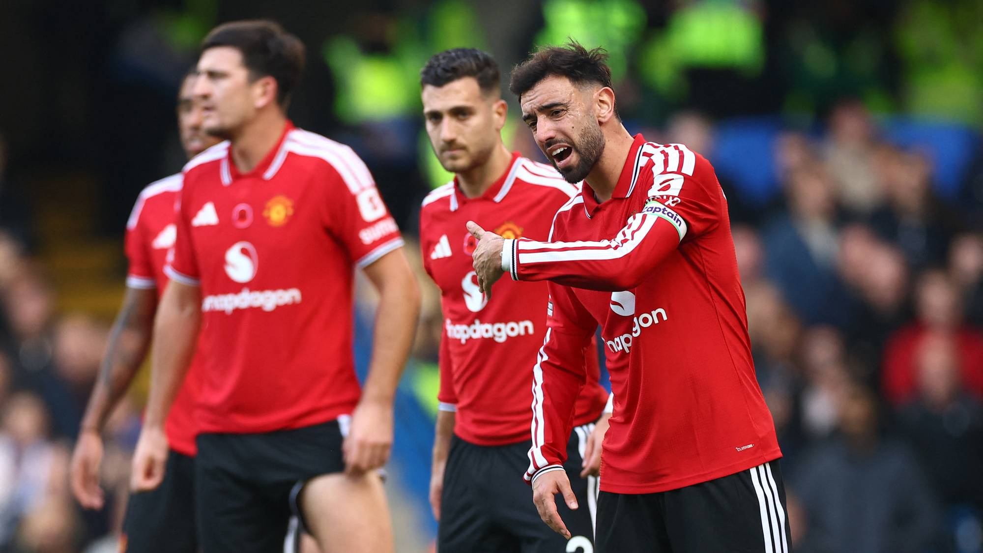 Bruno Fernandes og lagkamerater i Manchester United-drakter på fotballbane under en kamp. (Bildebeskrivelsen er laget av en KI-tjeneste)