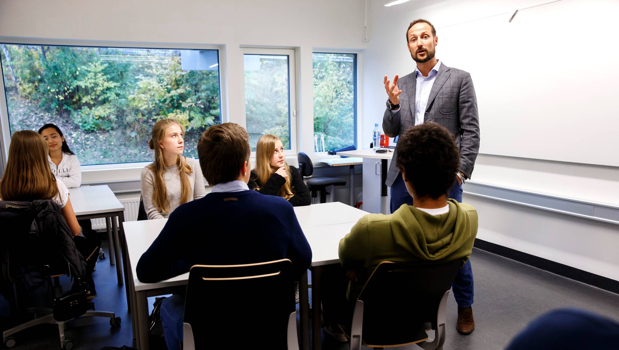 Kronprins Haakon snakker for elever på Nydalen vgs i forbindelse med Global Dignity Day