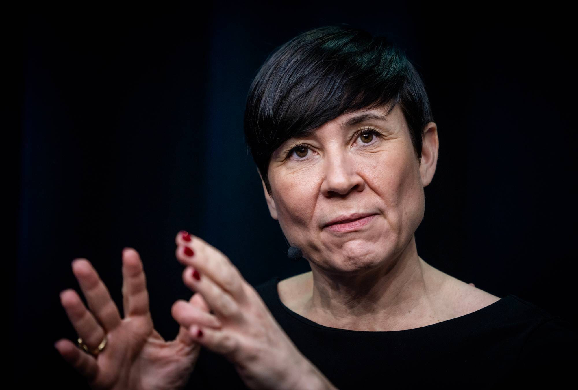 Ine Eriksen Søreide med hendene i været