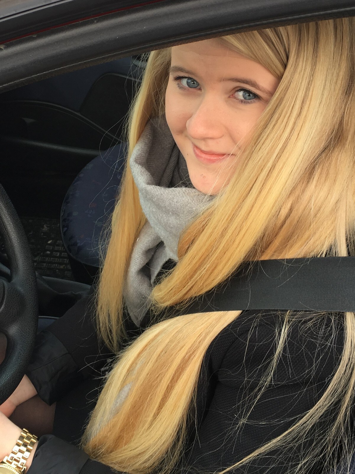 Andrine knakk ryggen pga feil bilbeltebruk – NRK Trøndelag Dårligere sikkerhet med tykke klær – NRK Livsstil – Tips