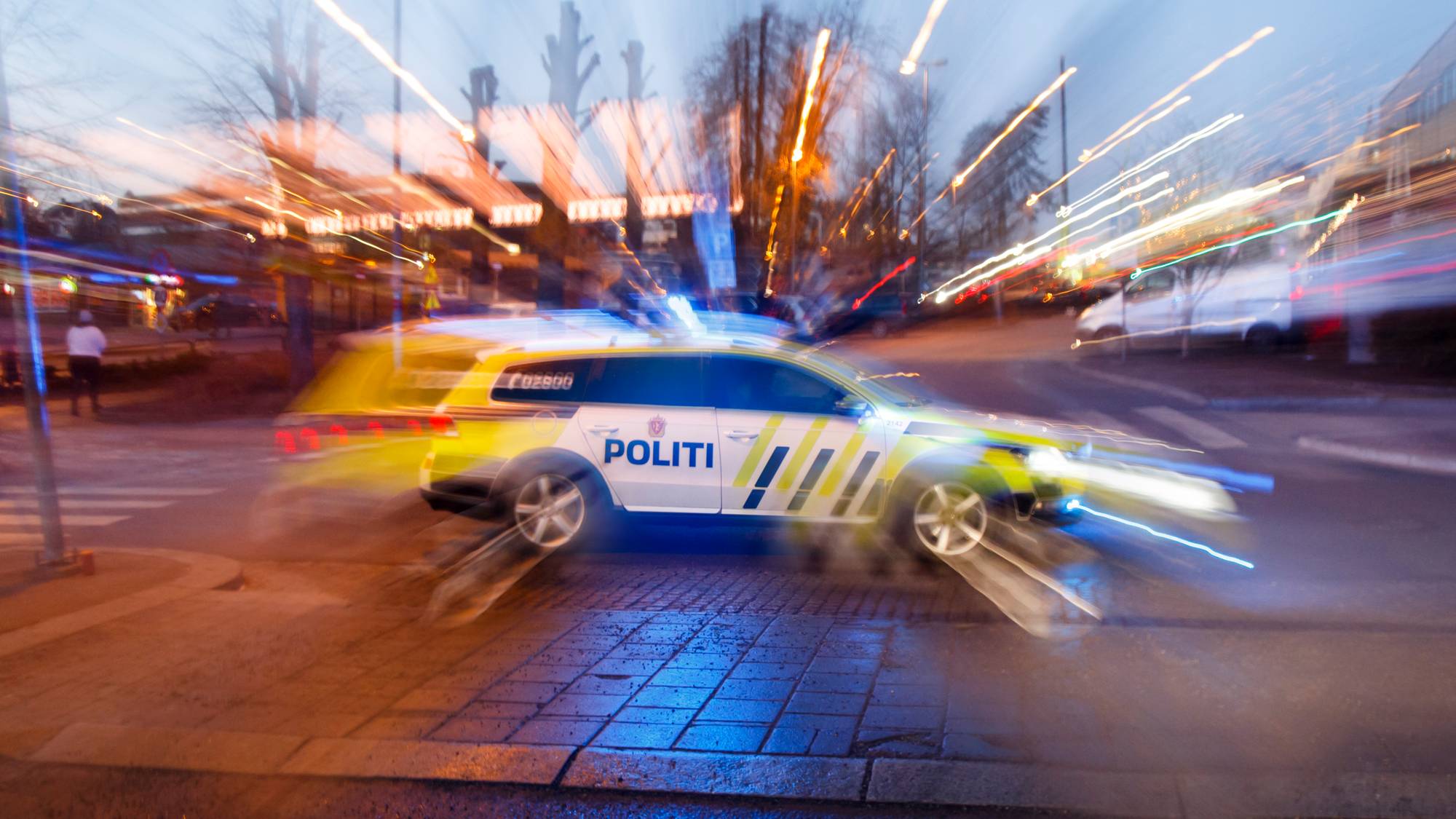 en politibil på en gate