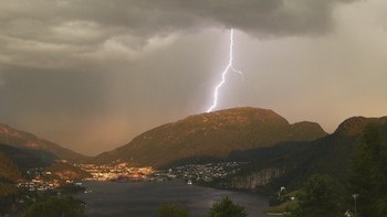ÅTVARING: – Ein bør ikkje opphalde seg på toppen av eit fjell i morgon, meiner meteorolog Lars Andreas Selberg.