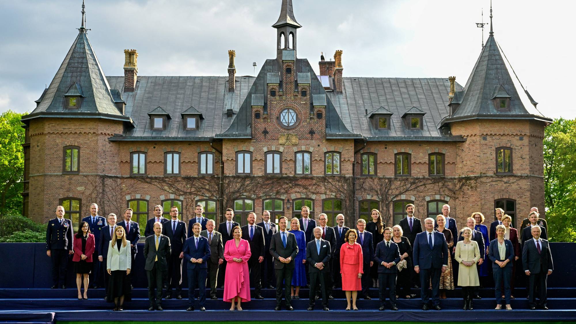 Mennesker foran slott
