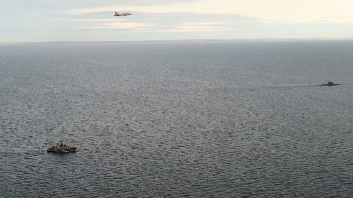 Det svenske forsvaret følger russisk ubåt