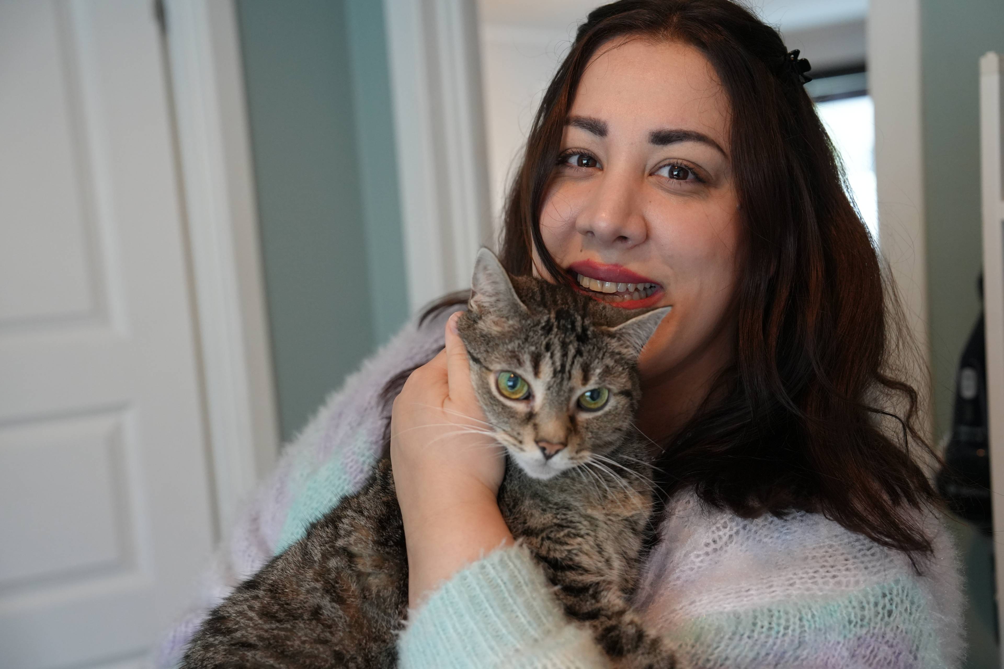 Kvinne med katt