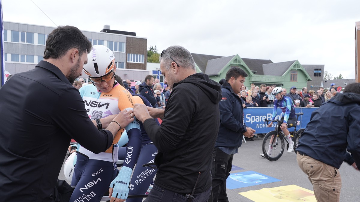 Minnesmarkering før beinhard klatreetappe i Arctic Race