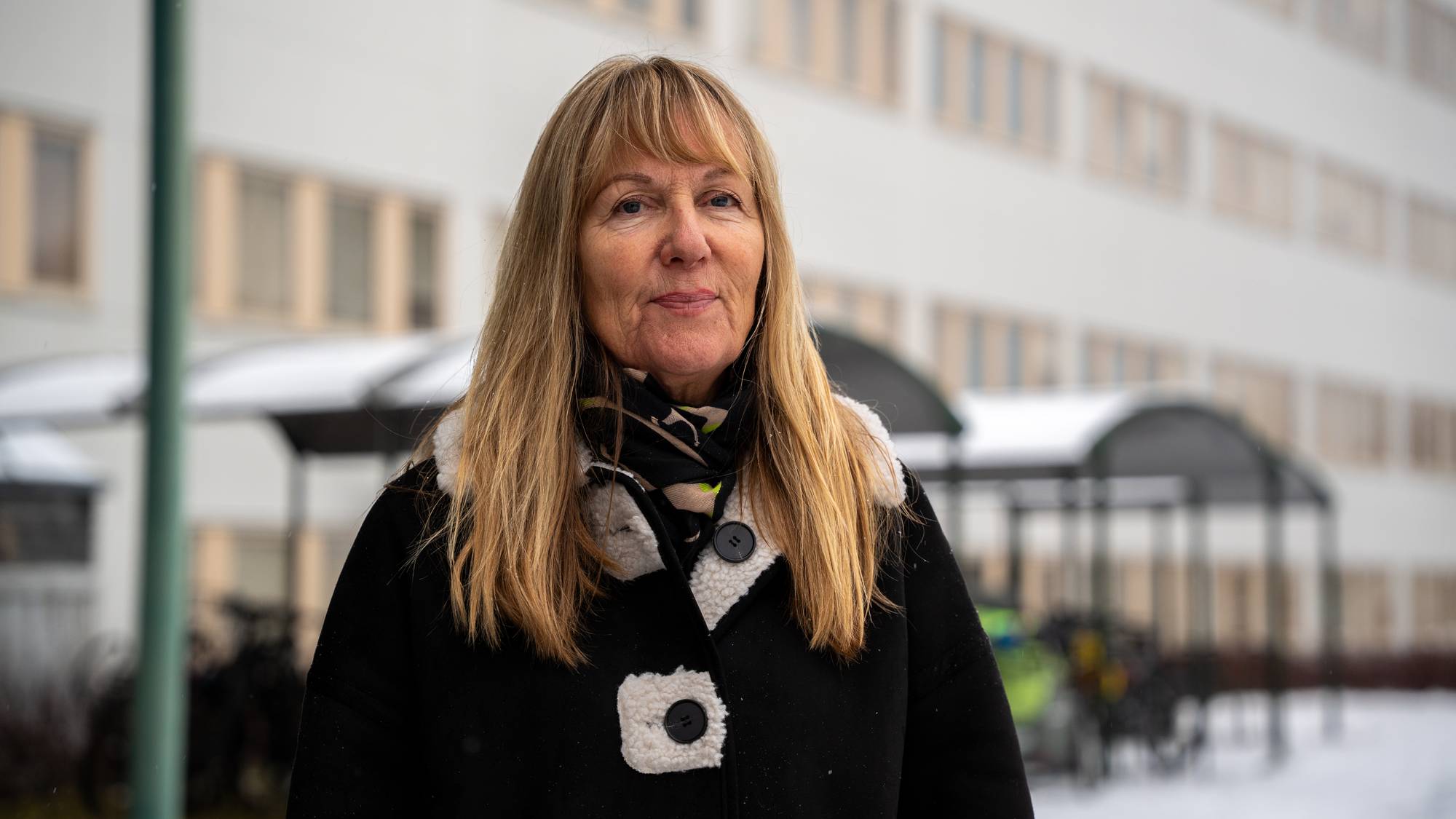Fylkeslege, Anne Grethe Olsen utenfor Fylkeshuset i Tromsø