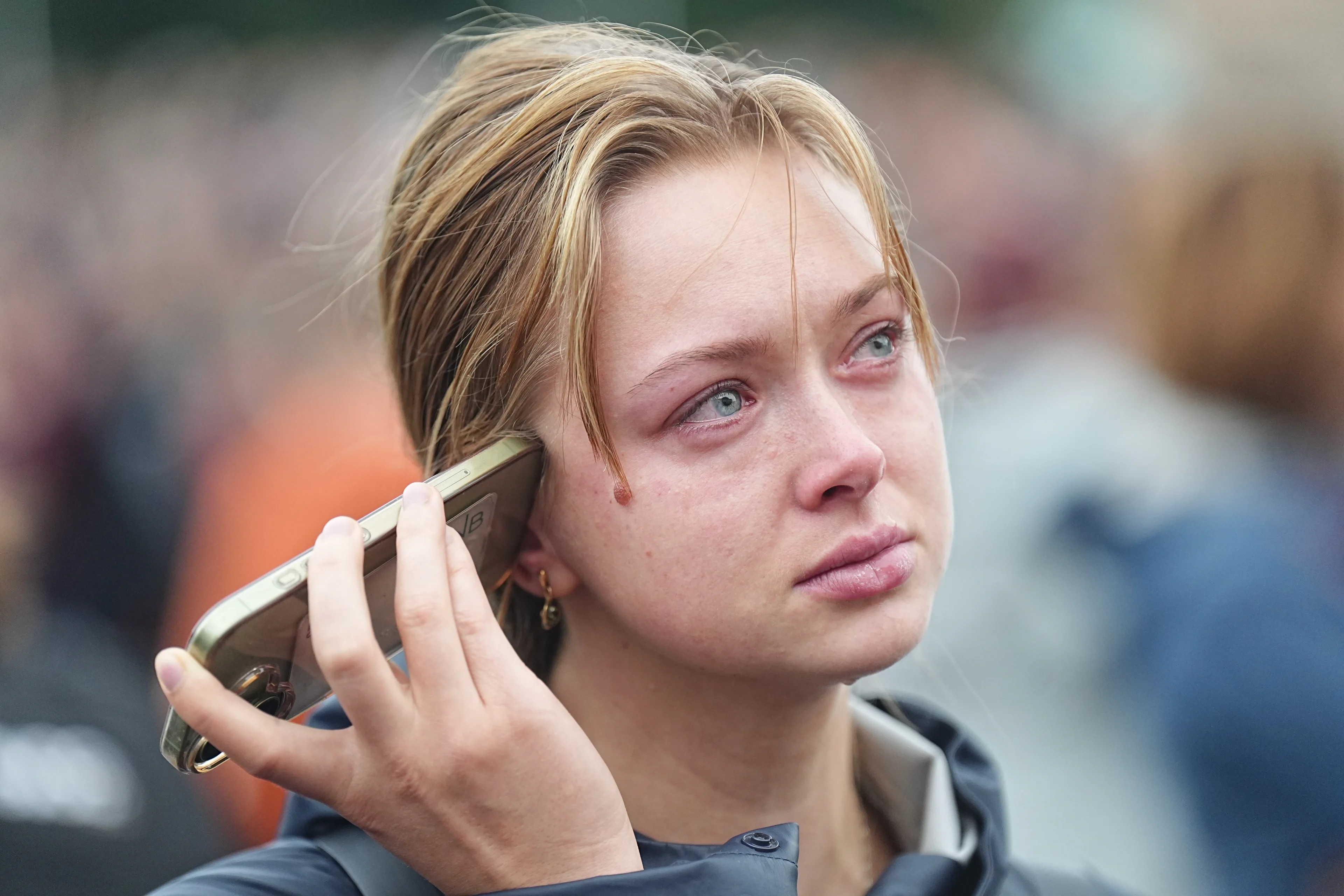 Kvinne gråter mens hun hører på noe på telefonen