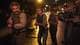 Foto: HBO Max Fire bevæpnede FBI agenter går langs en vei i lyset fra en gatelampe.