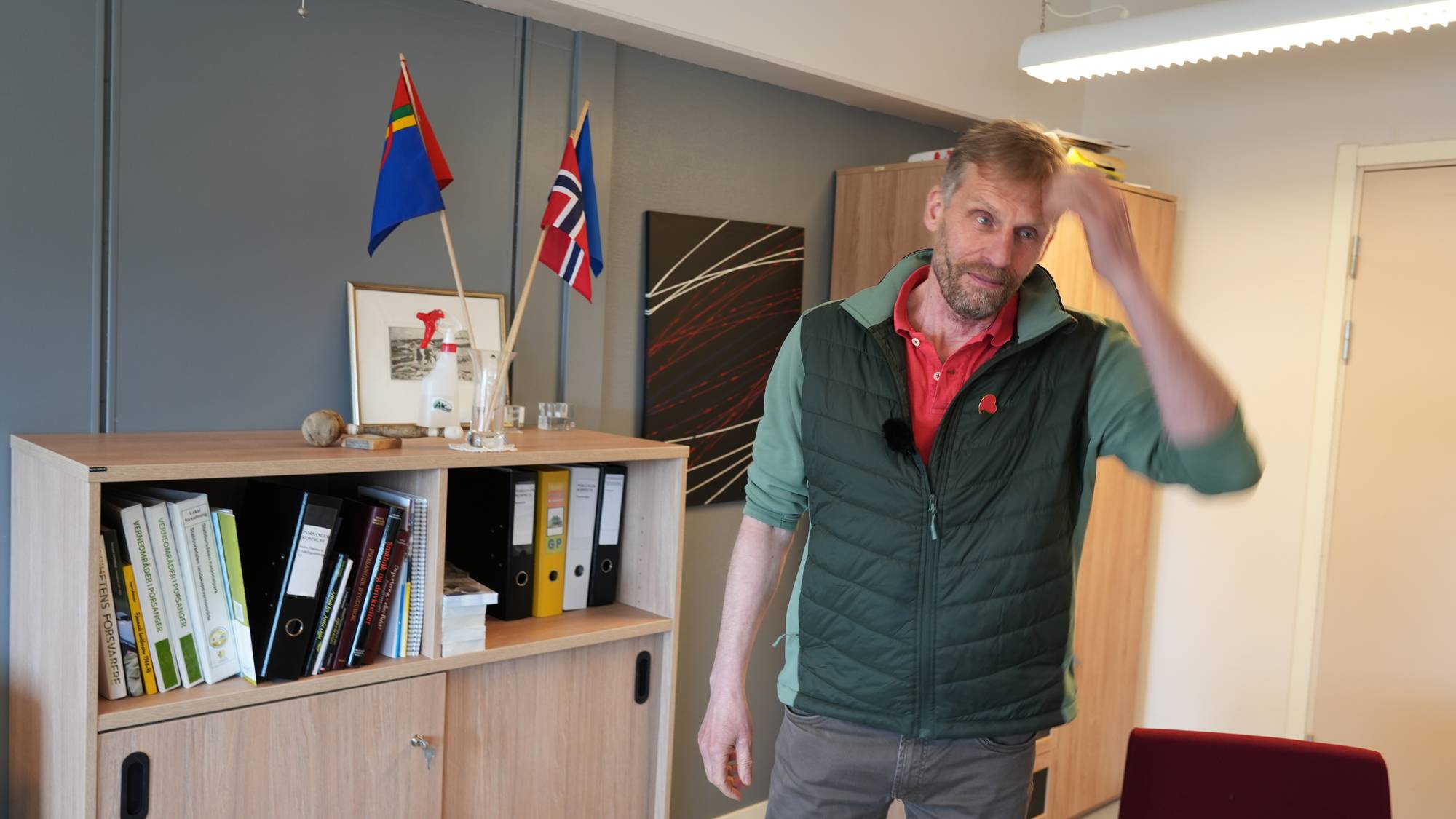 Ordfører Jo Inge Hesjevik på kontoret i Lakselv.