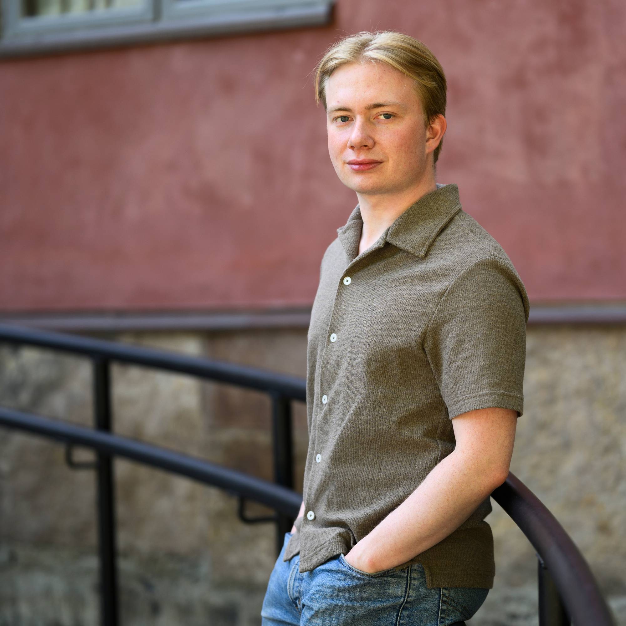 Sigve Næss Røtvold som lener seg på et rekkverk