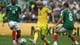 CARL DE SOUZA / AFP,NTB Fotballspiller i gul drakt utfordres av to spillere i grønne Meksikanske drakter under en kamp. (Bildebeskrivelsen er laget av en KI-tjeneste)