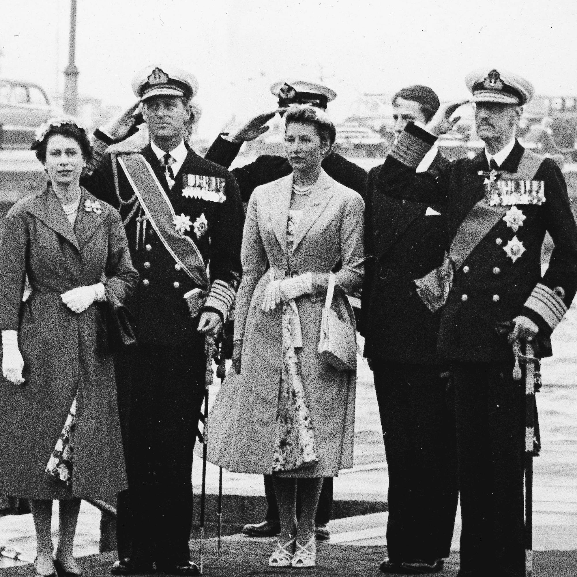 Kong Haakon, kronprins Olav, prinsesse Astrid og prins Harald tar imot britiske dronning Elizabeth på statsbesøk i Norge i 1955