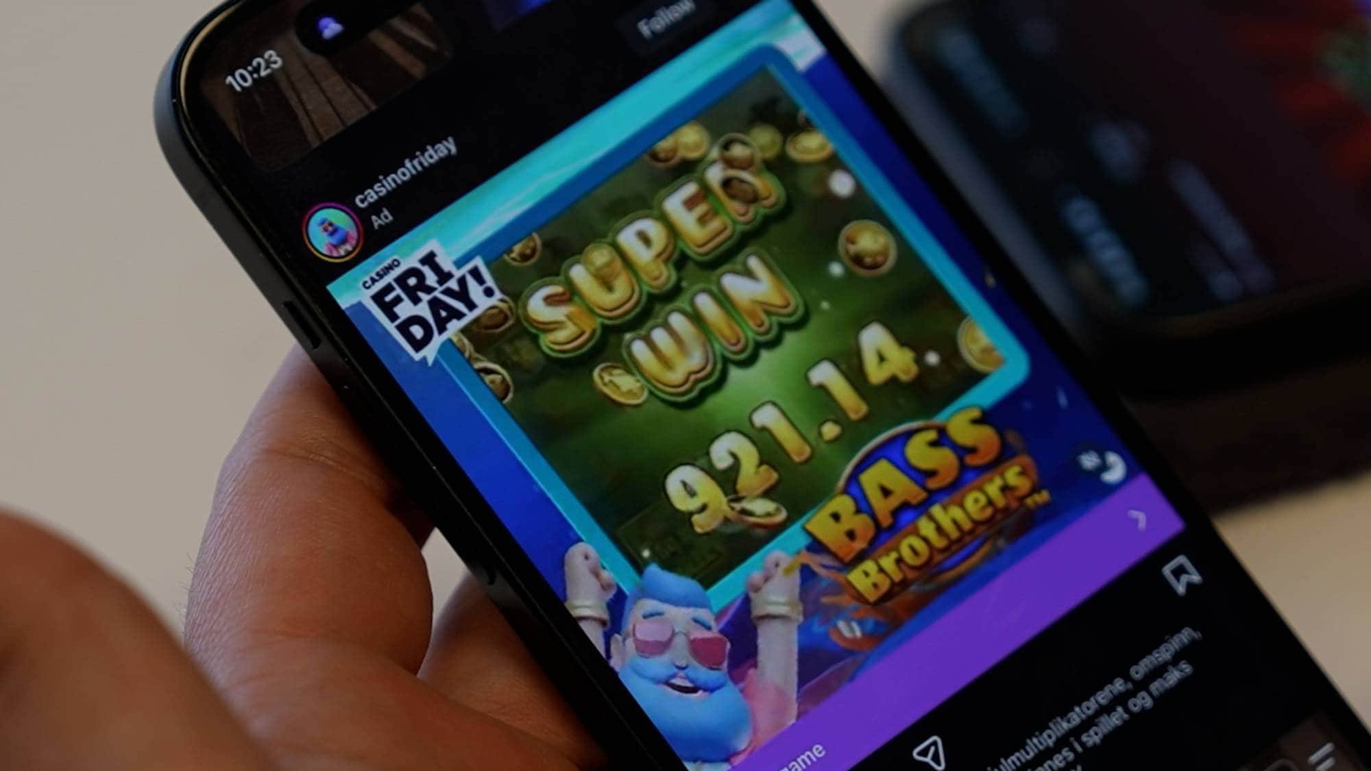 Bilde av en telefonskjerm hvor du ser casinofriday-reklame med norsk språk