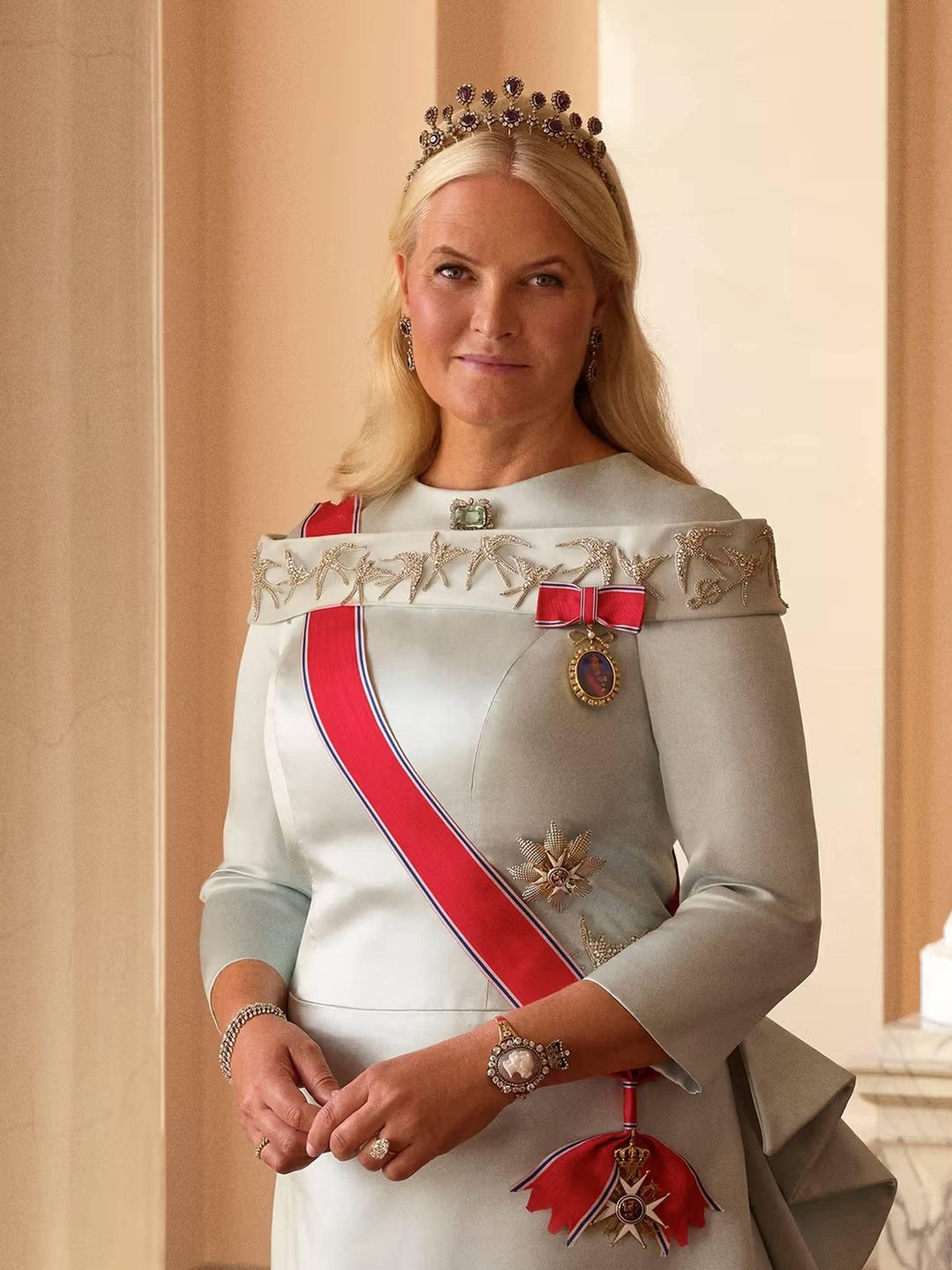 HM Dronning Mette-Marit i gallaklær med diadem på hodet