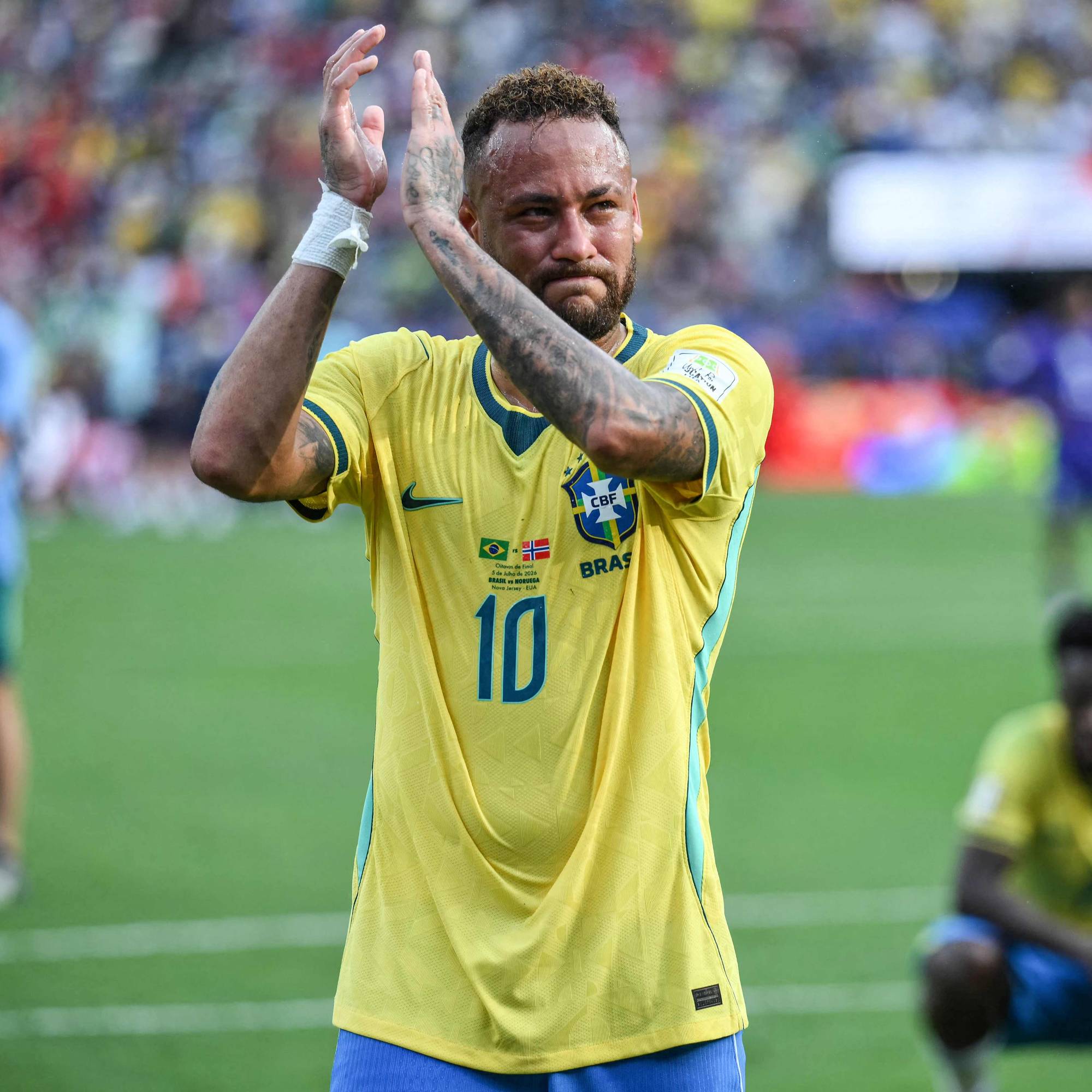 Neymar klapper til publikum på en fotballbane etter en kamp. Andre spillere er i bakgrunnen. (Bildebeskrivelsen er laget av en KI-tjeneste)