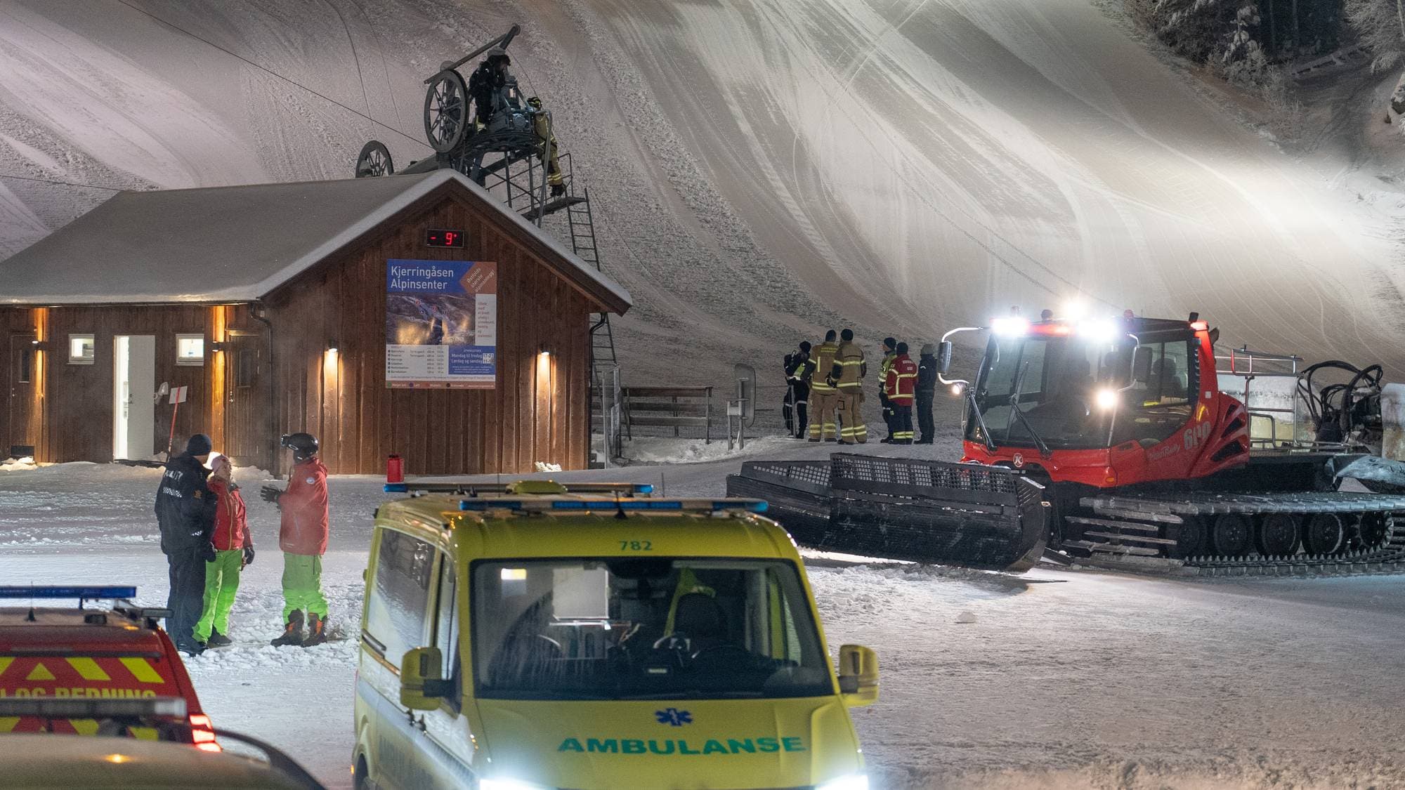 Nødetatene jobber i Kjerringåsen etter en dødsulykke