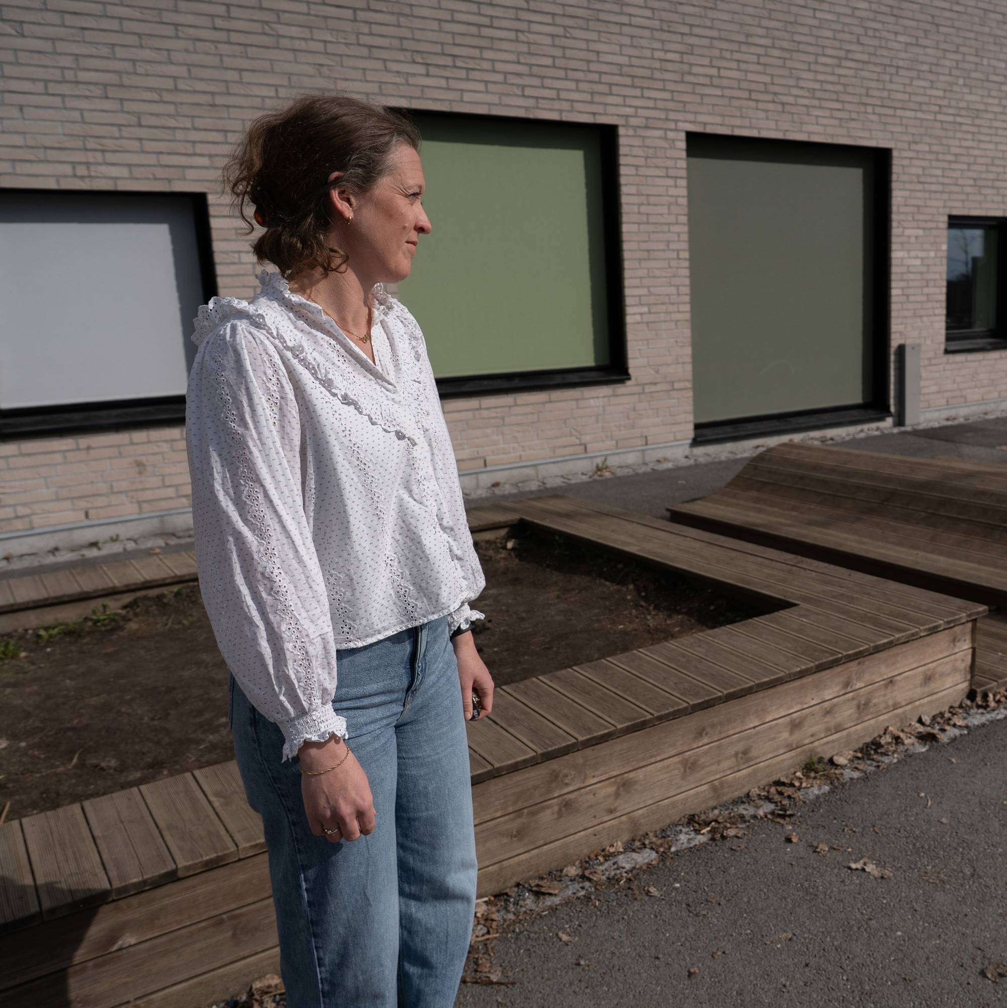 Eirin Rolvsjord står i skolegården 