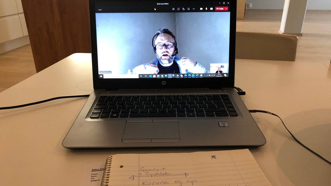 Hjemmekontor. Intervju med Hans Thorvald Haugo. Han er på skjermen, foran ligger blokk og blyant.