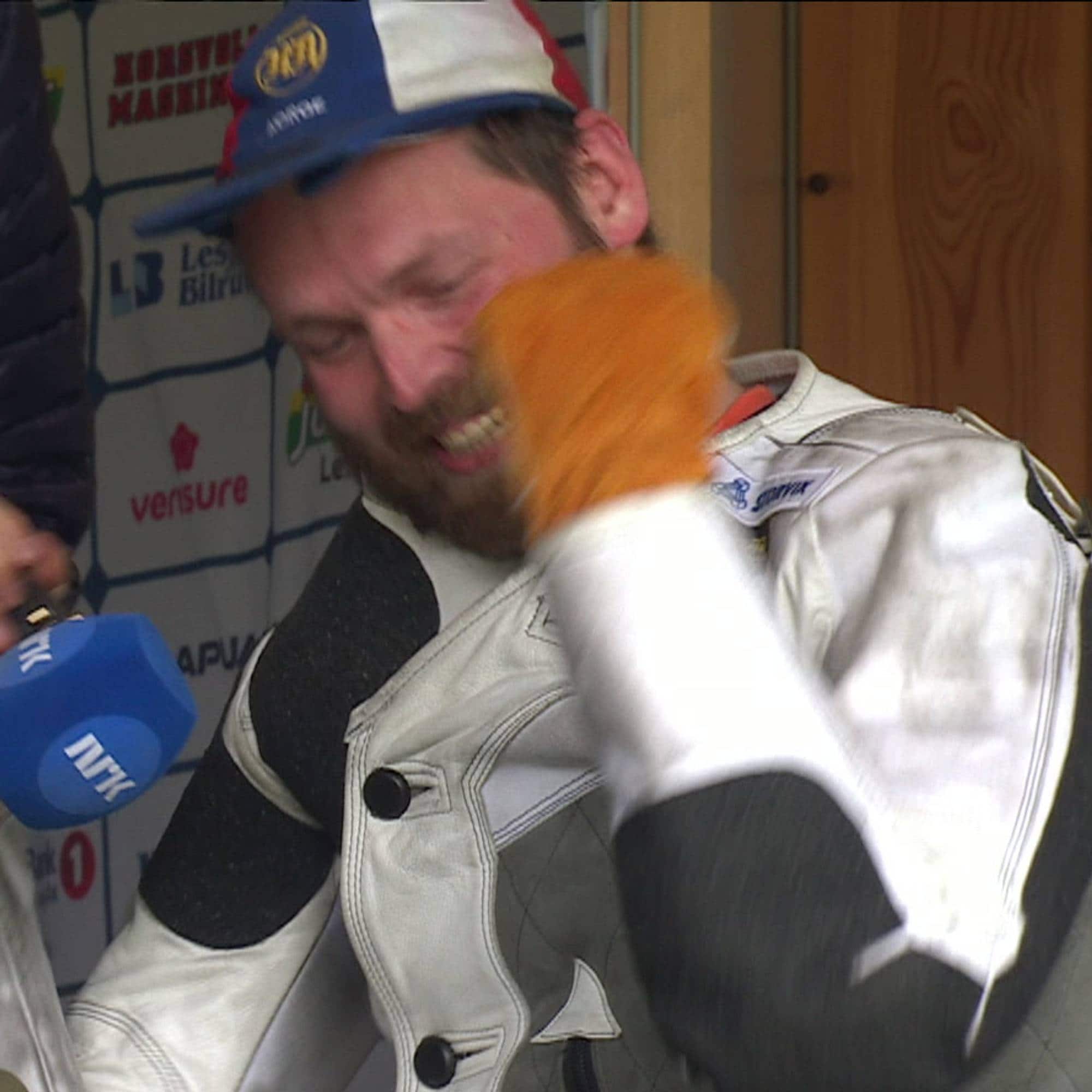 En mann som feirer. 