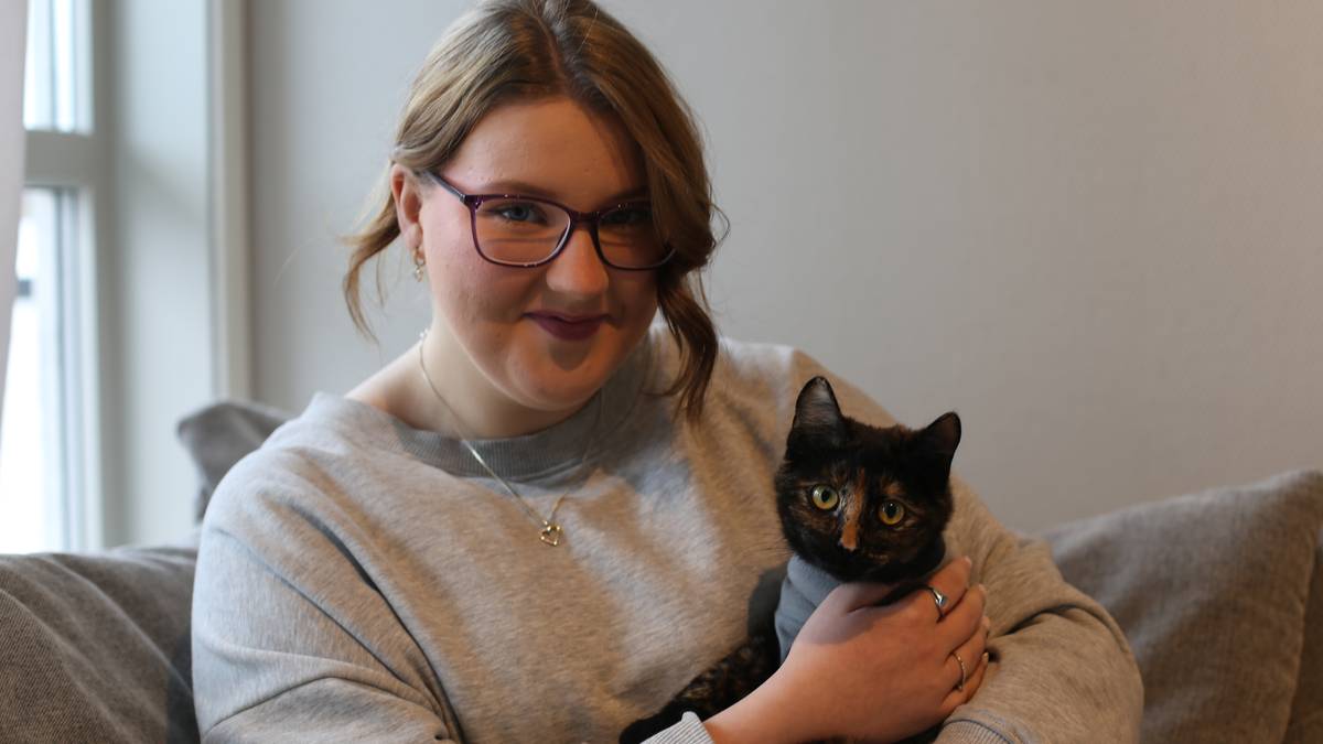 Elena (19) måtte be om hjelp til dyrlege-regningen