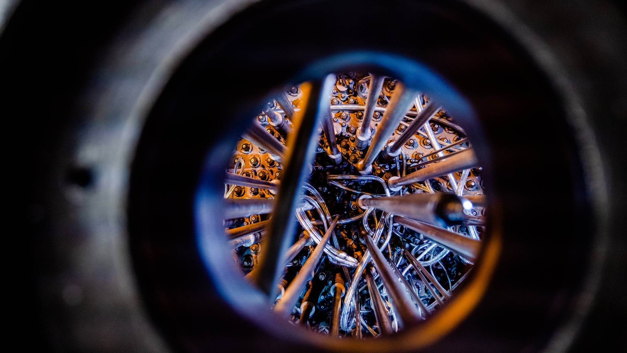 Innsiden av atomreaktoren. Denne reaktoren kan ha flere eksperiment i spesiallaget rør som man kan se til venstre. NRK får omvisning i Haldenreaktoren under strenge vilkår. Reaktoren var en av to atomreaktorer i Norge. Den ligger inne i Månefjellet i Halden. Foto: Eskil Wie Furune