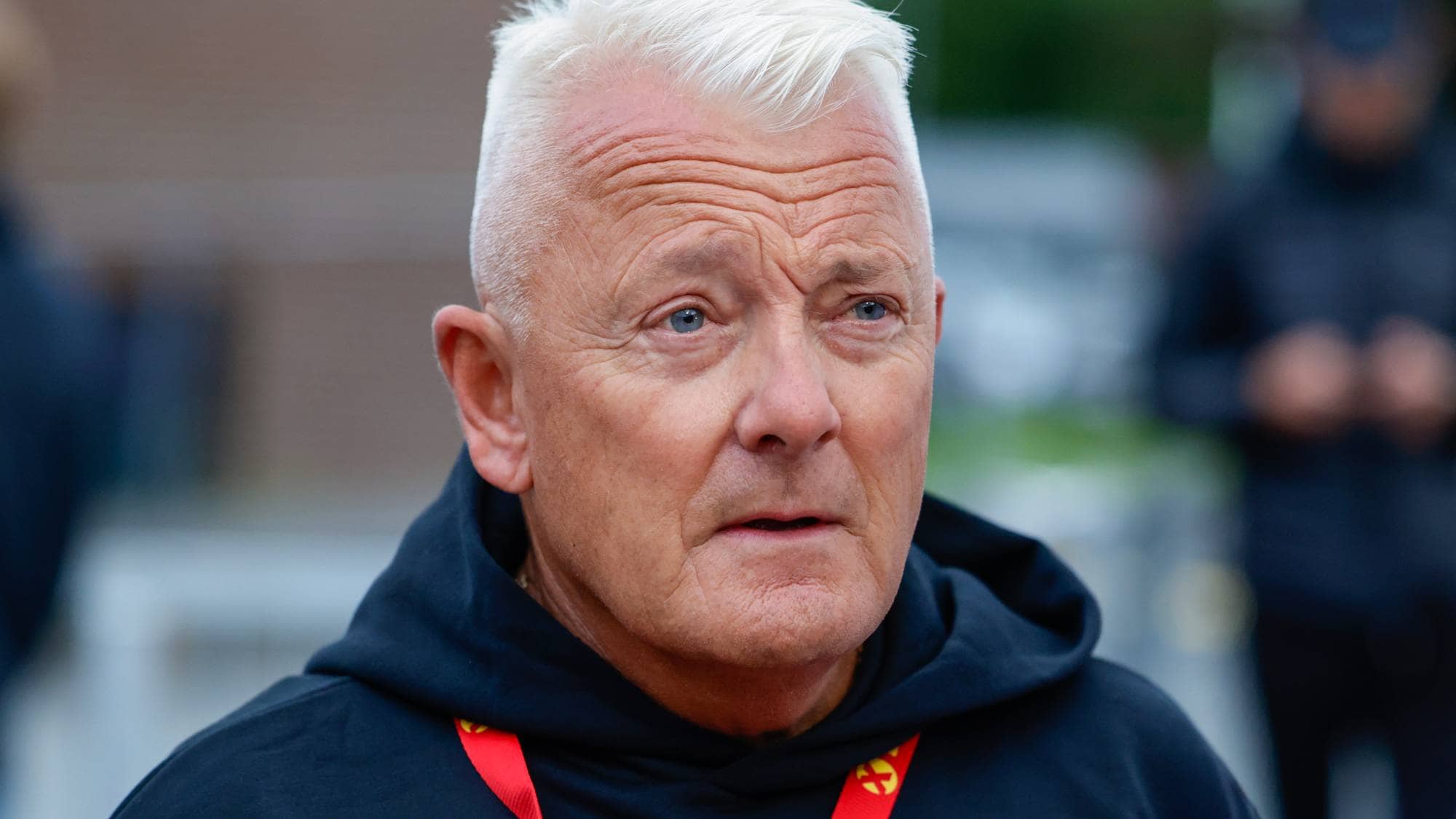 En mann med hvitt hår