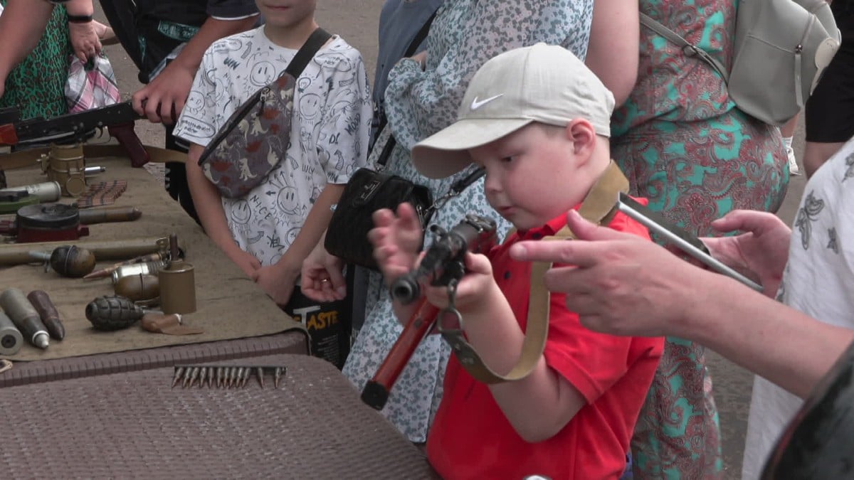 Her får barn og unge våpentrening på Russlands nasjonaldag