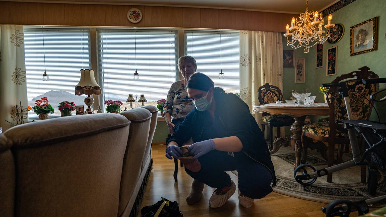 Sykepleier Marita Vattøy Guldbrandsen hjelper Bjørg Voksøy med støttestrømper.