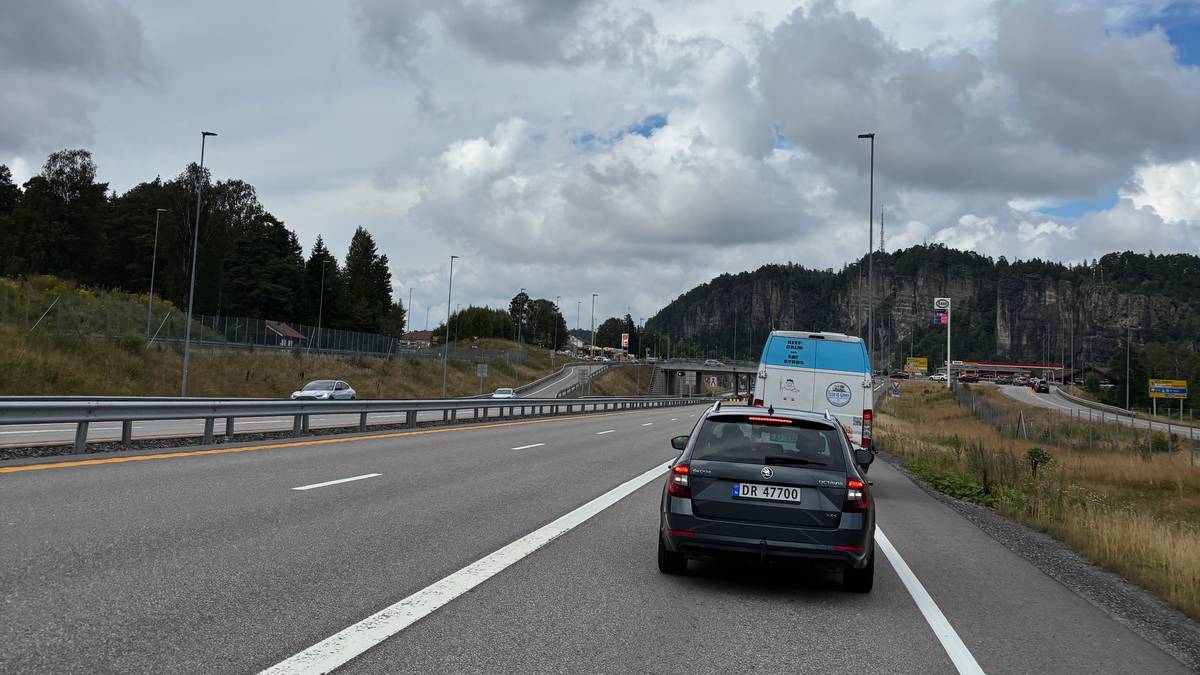 Lange køer på E18 i Telemark etter trafikkulykke