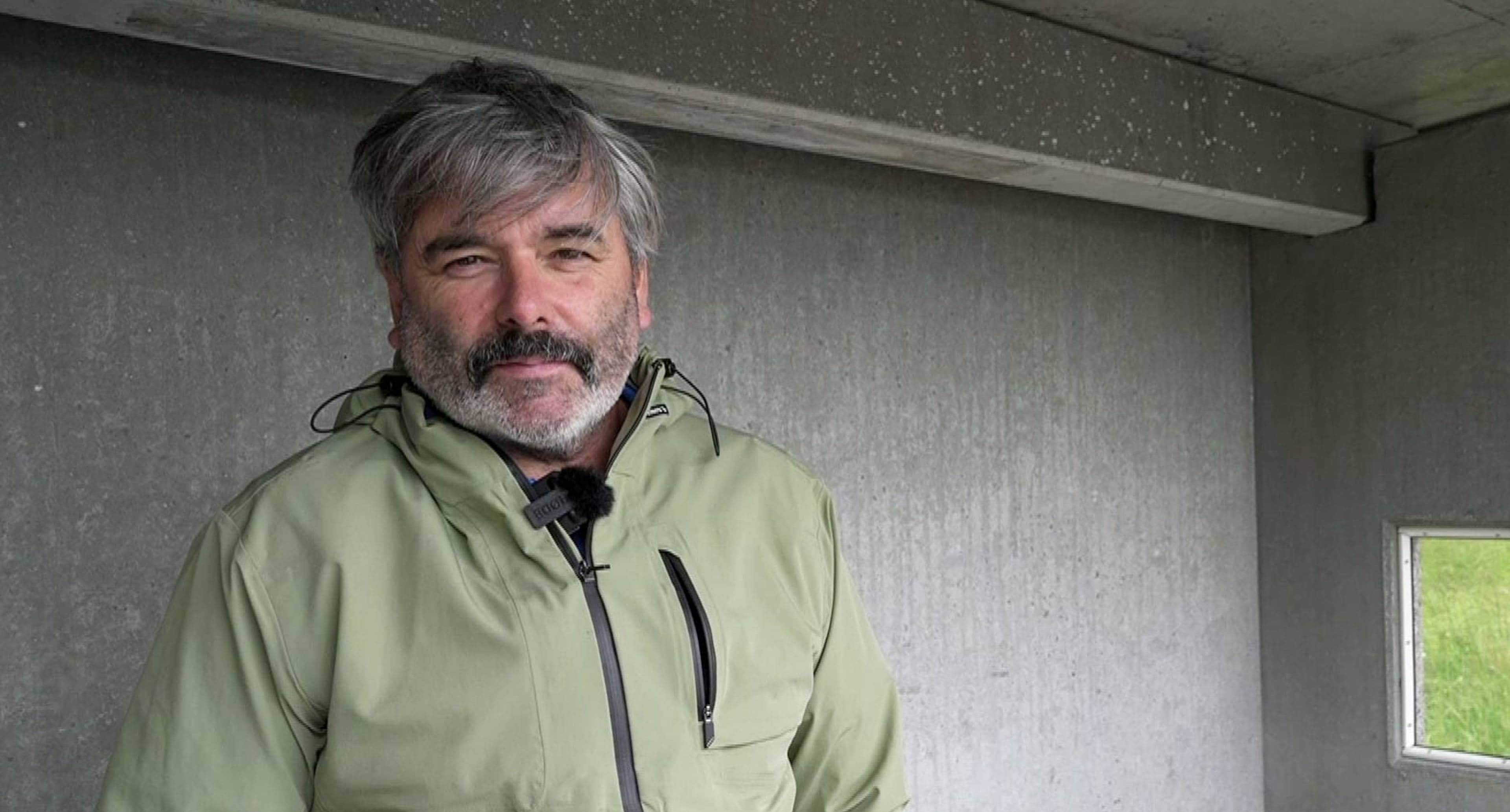 Lutz Holzberg fra Tyskland bor på Airbnb i Lofoten.  Jeg synes det er helt normalt å ha en slik lov. Det finnes allerede i mange andre land, vi har det selv i Tyskland, sier han.