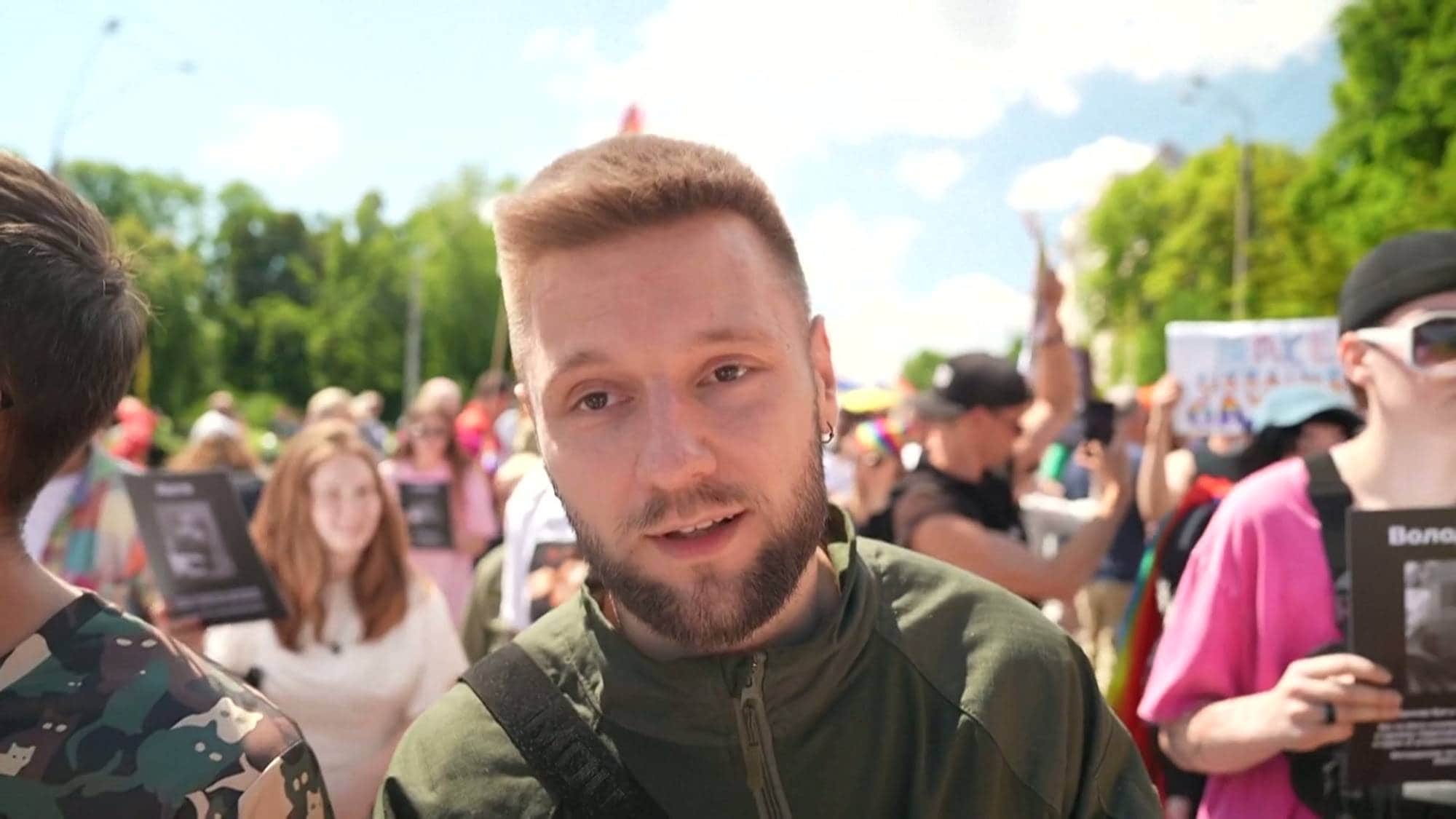 Mann i militæruniform 