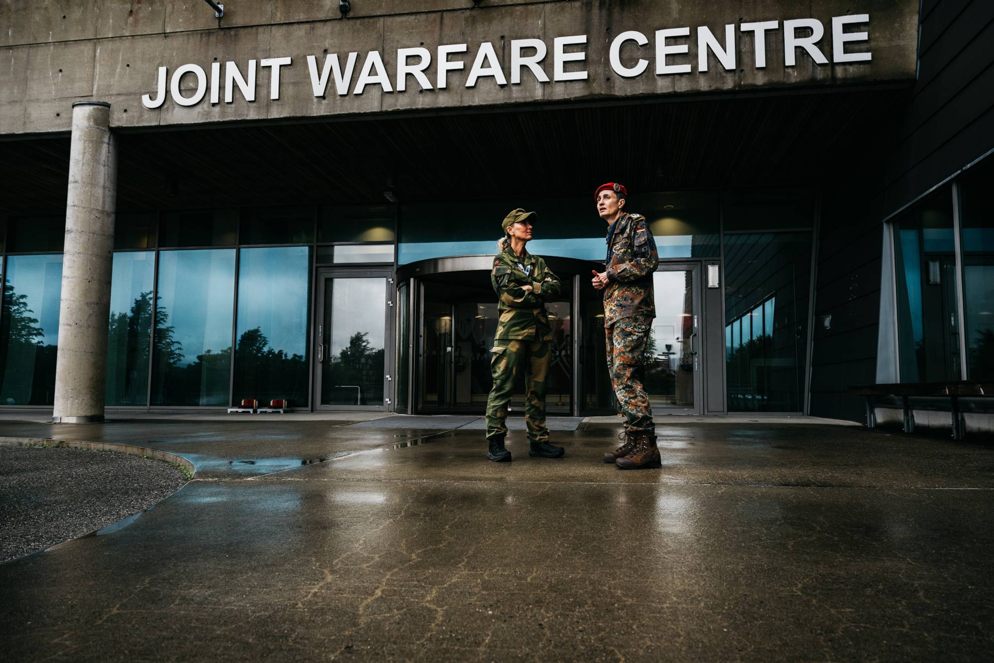 På Nato-basen Joint Warfare Centre (JWC) på Jåttå i Stavanger øver de på krig. Basen har plass til 3000 mennesker, og store deler av basen ligger dypt inne i fjellet.
