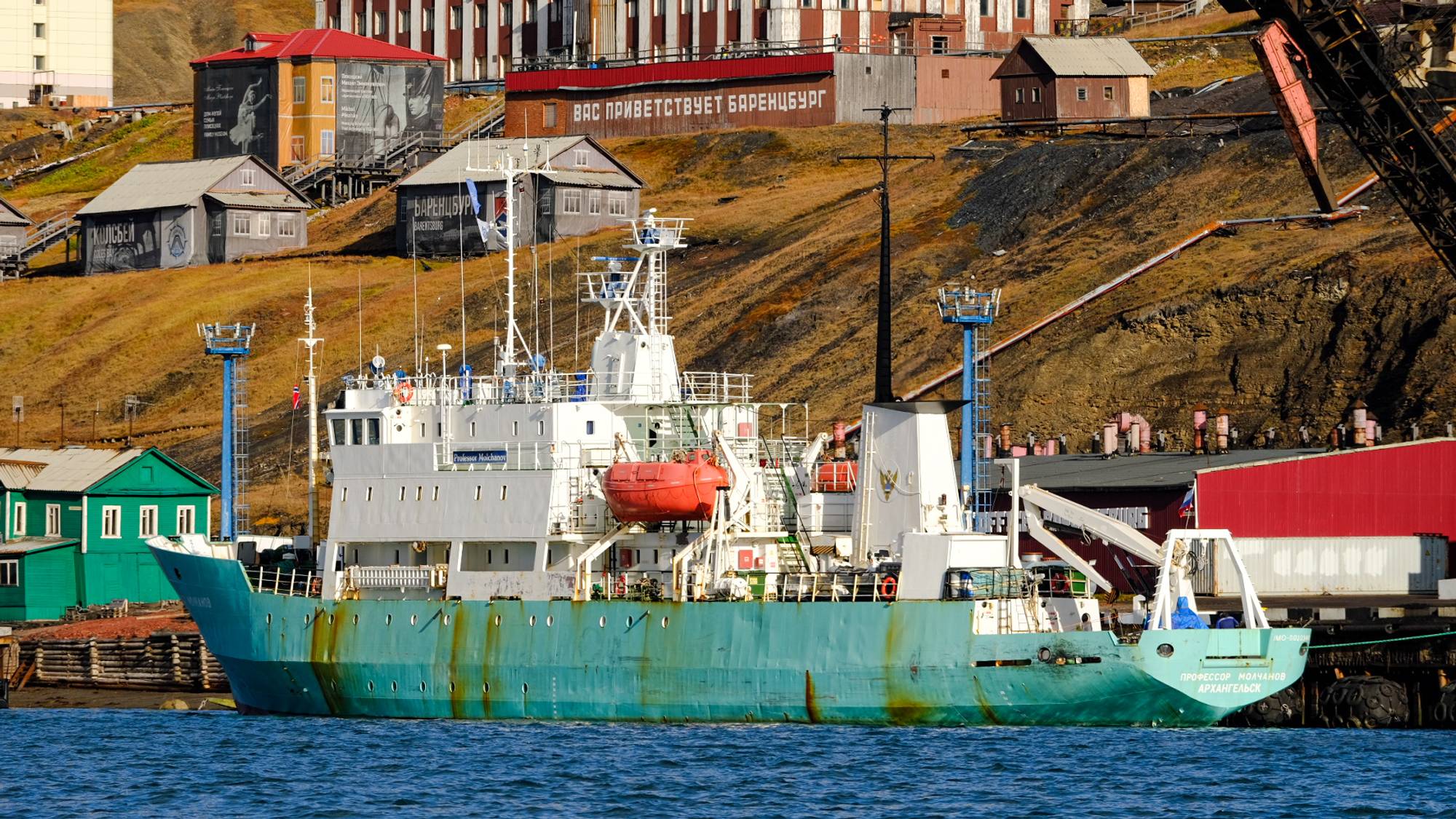 Barentsburg med «Professor Moltsjanov» til kai.