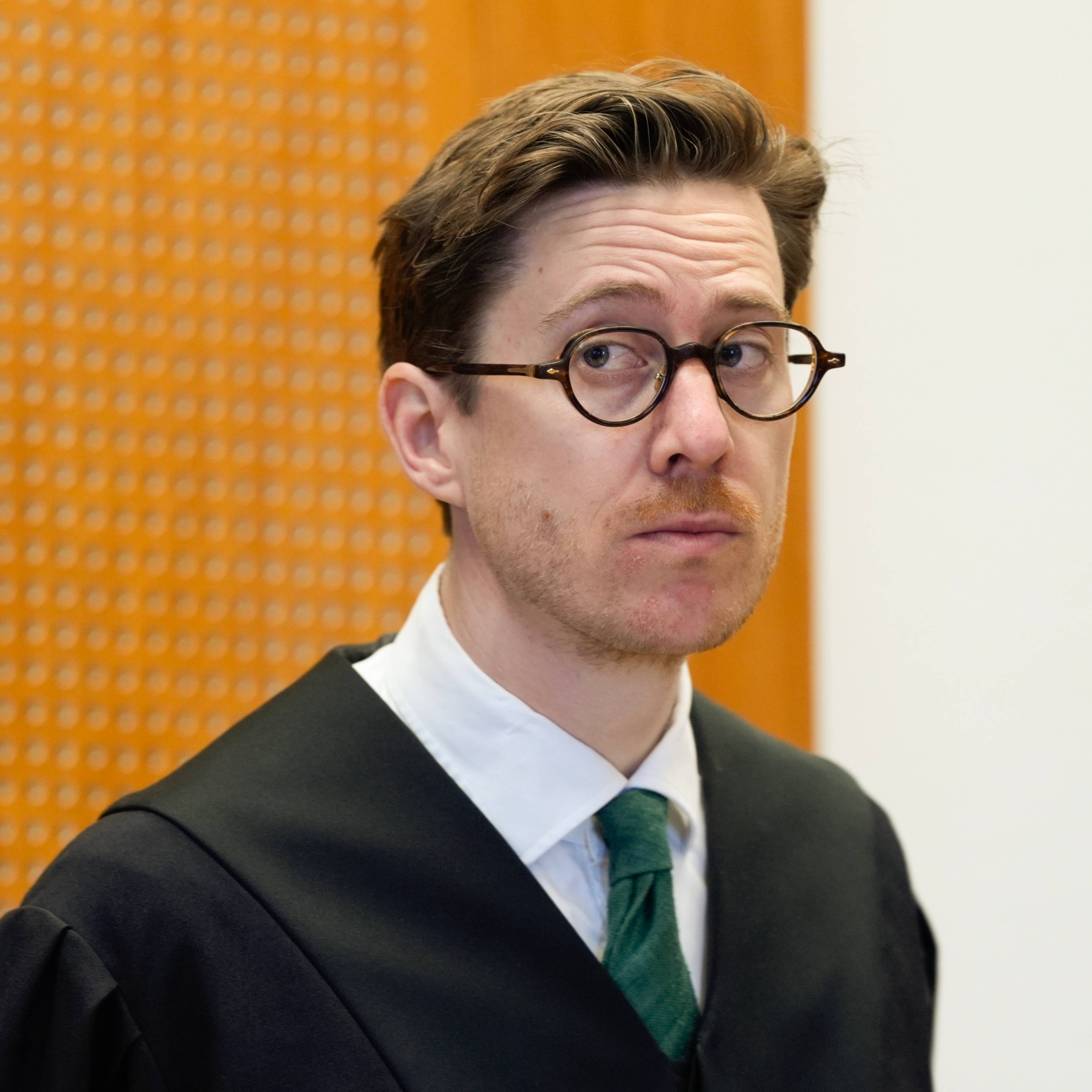 Politiadvokat Nicolai Skjold i rettsaken mot hovedmannen. Han ser rett i kamera. Har briller og kort brunt hår.