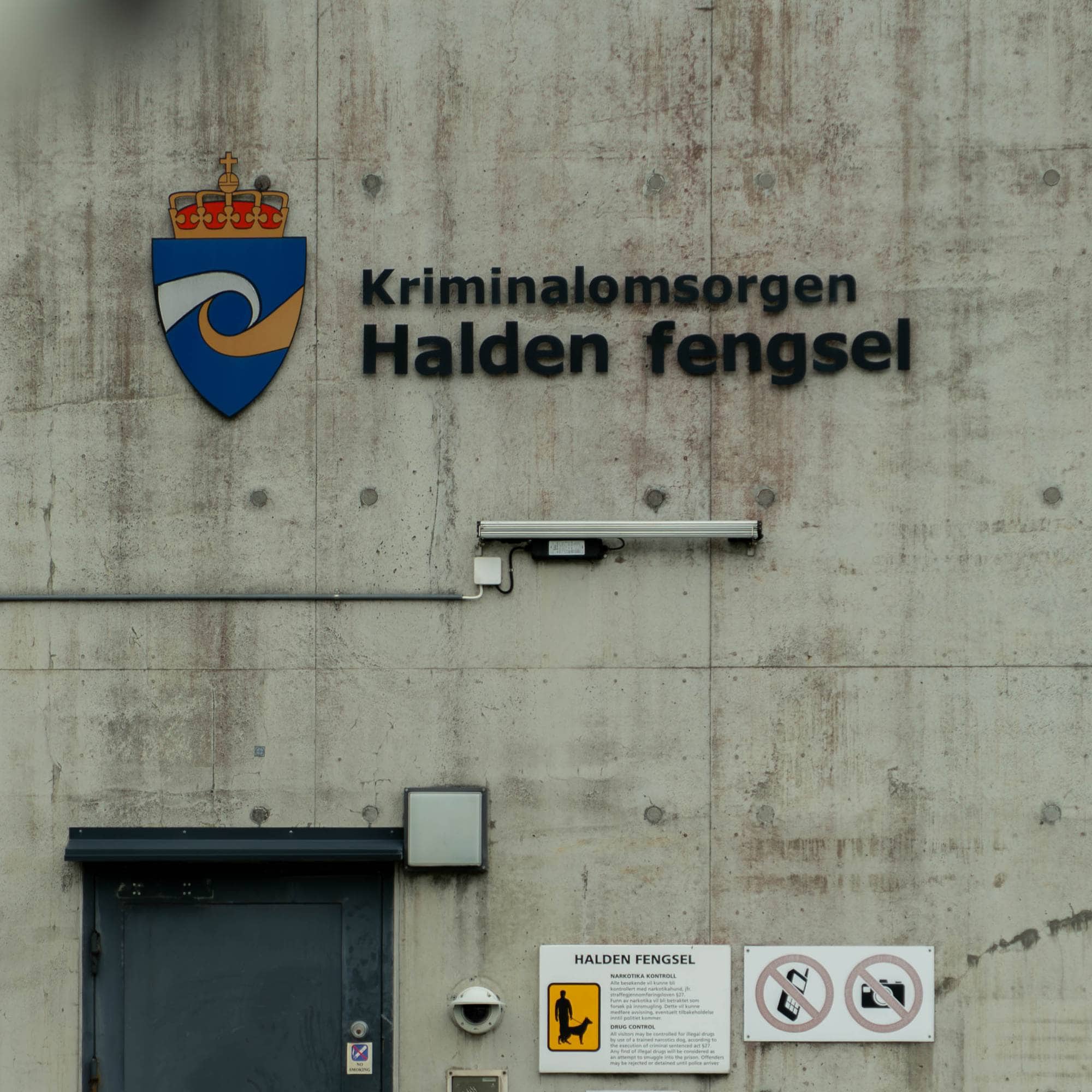 Bilder av Steinar Wangen på Halden Fengsel. Både under intervju og ute i luftegår. Eksteriør bilder av Halden fengsel. Journalist Benjamin Vorland Andersrød.