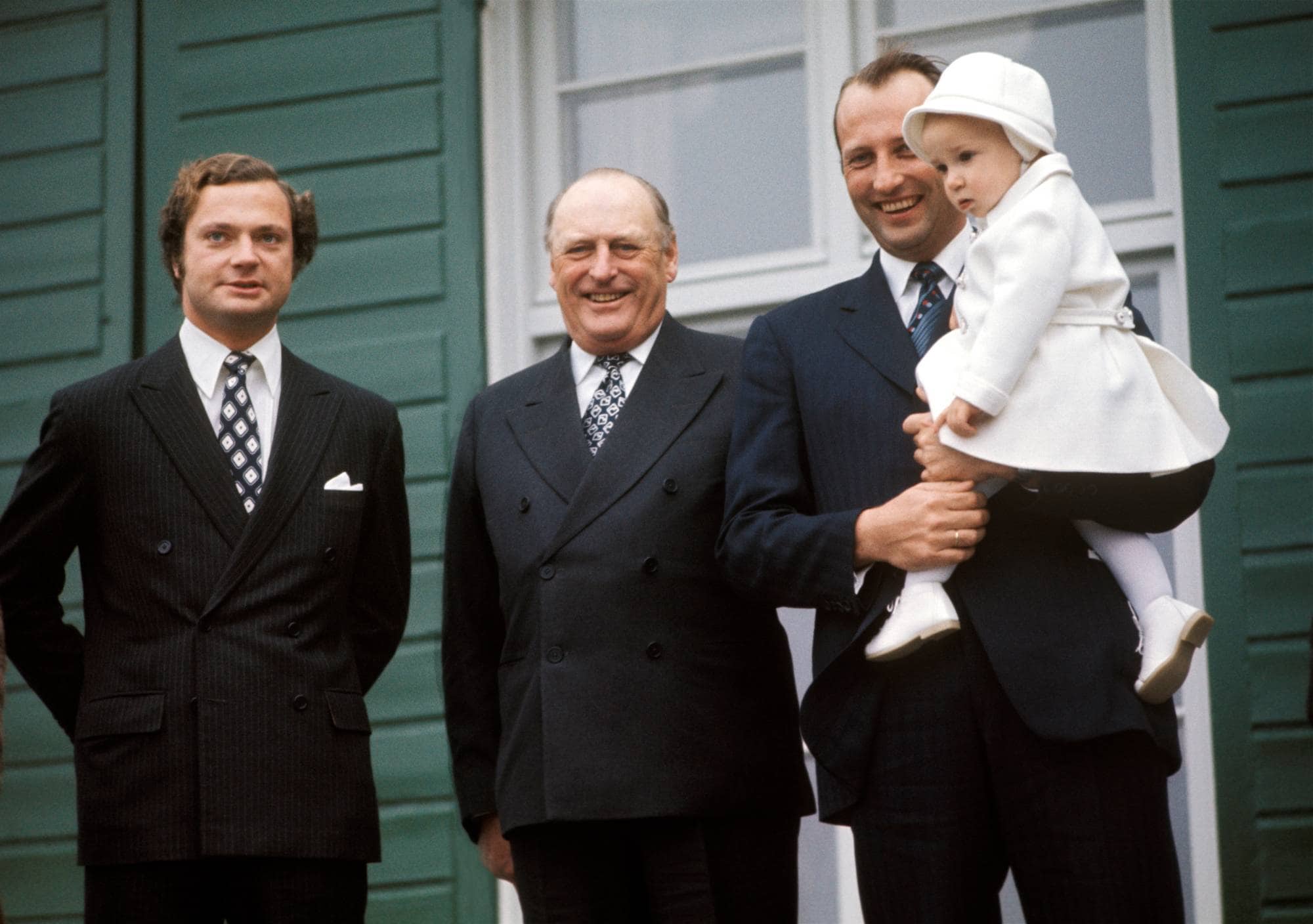 ASKER SKAUGUM oktober 1974: Kong Carl Gustaf av Sverige på offisielt besøk i Norge. Her på besøk hjemme hos kronprinsfamilien på Skaugum. F.v. kong Carl Gustaf , kong Olav, kronprins Harald og prins Haakon Magnus.
Foto: Erik Thorberg NTB / Scanpix