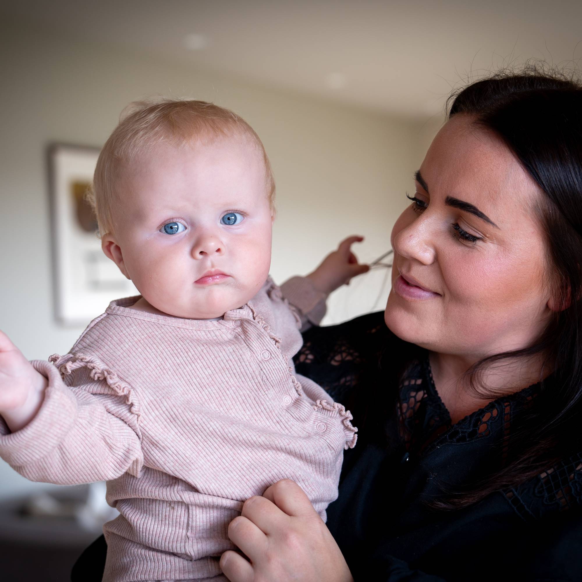 Camilla Josefine Frøysaa fra Vennesla, sammen med Mathea (9 mnd) som heter Fredriksen til etternavn. Mathea hadde rs-viruset da hun var tre uker gammel. Frøysaa mener gravide burde vært tilbudt vaksine mot rs-virus.