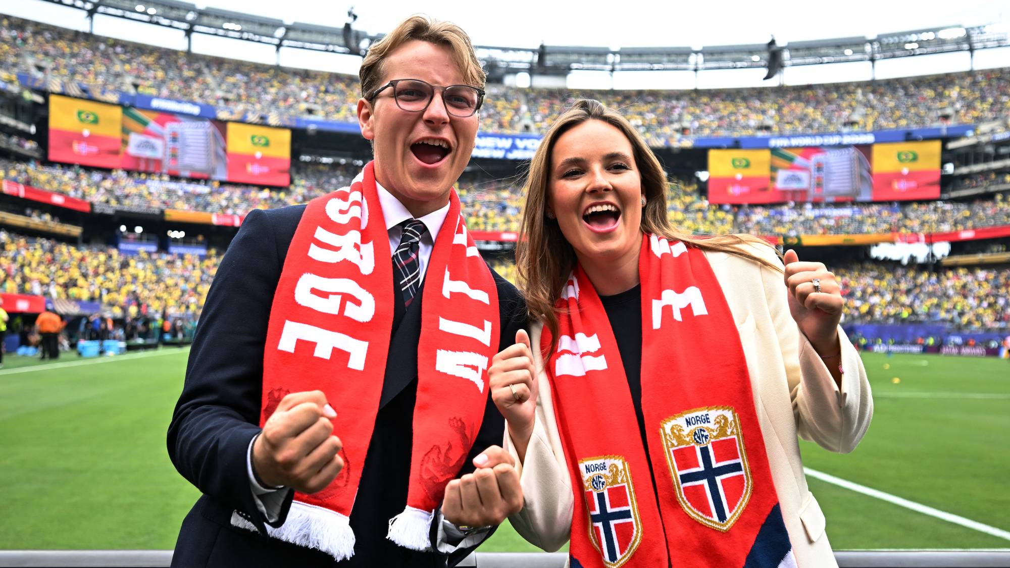 Prinsesse Ingrid Alexandra og prins Sverre Magnus jubler på MetLife Stadium i New Jersey før Norges kamp mot Brasil i fotball-VM