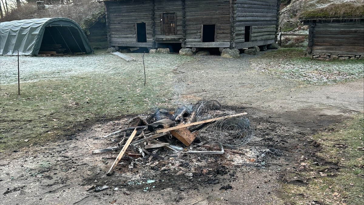 Innbrudd i museum: Eldgamle dører fra Setesdalstunet stjålet og brent