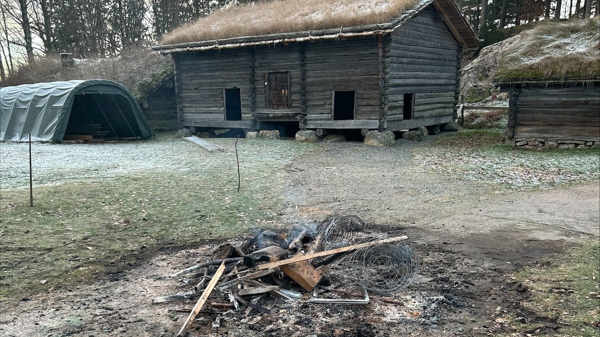 Innbrudd i museum: Eldgamle dører fra Setesdalstunet stjålet og brent