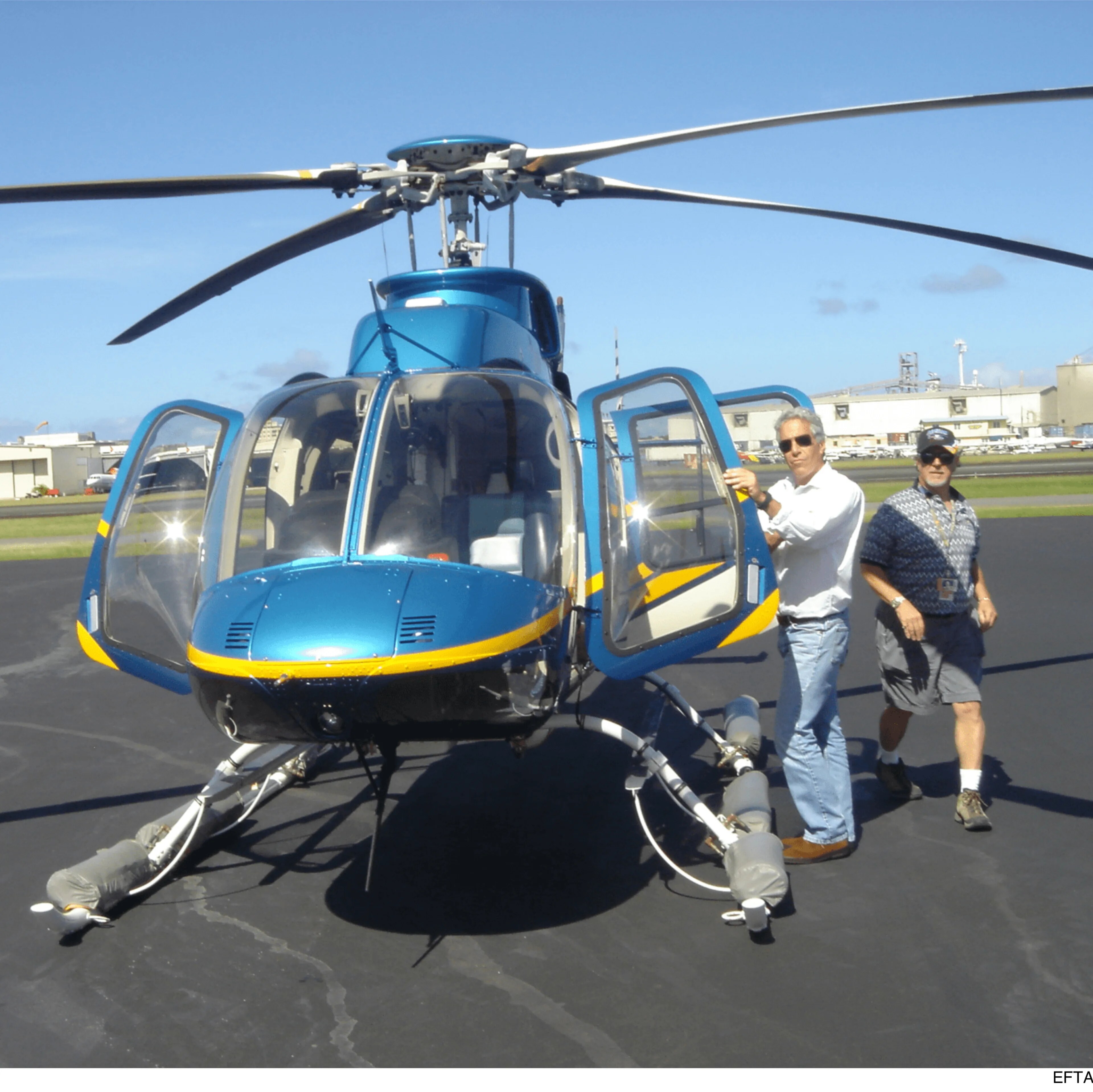 Epstein ved siden av et helikopter