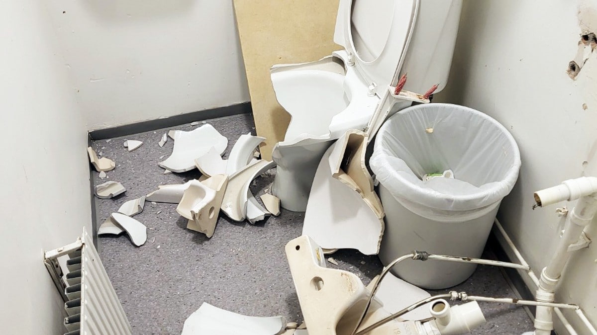 Garderobene i Holmestrand idrettshall rasert av hærverk