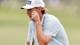 CARMEN MANDATO / GETTY IMAGES NORTH AMERICA,NTB En golfspiller i hvit caps og lyseblå skjorte tar sikte på et putt. Han sitter på huk på greenen med en golfkølle i hånden. Bakgrunnen er uskarpt grønt gress. (Bildebeskrivelsen er laget av en KI-tjeneste)
