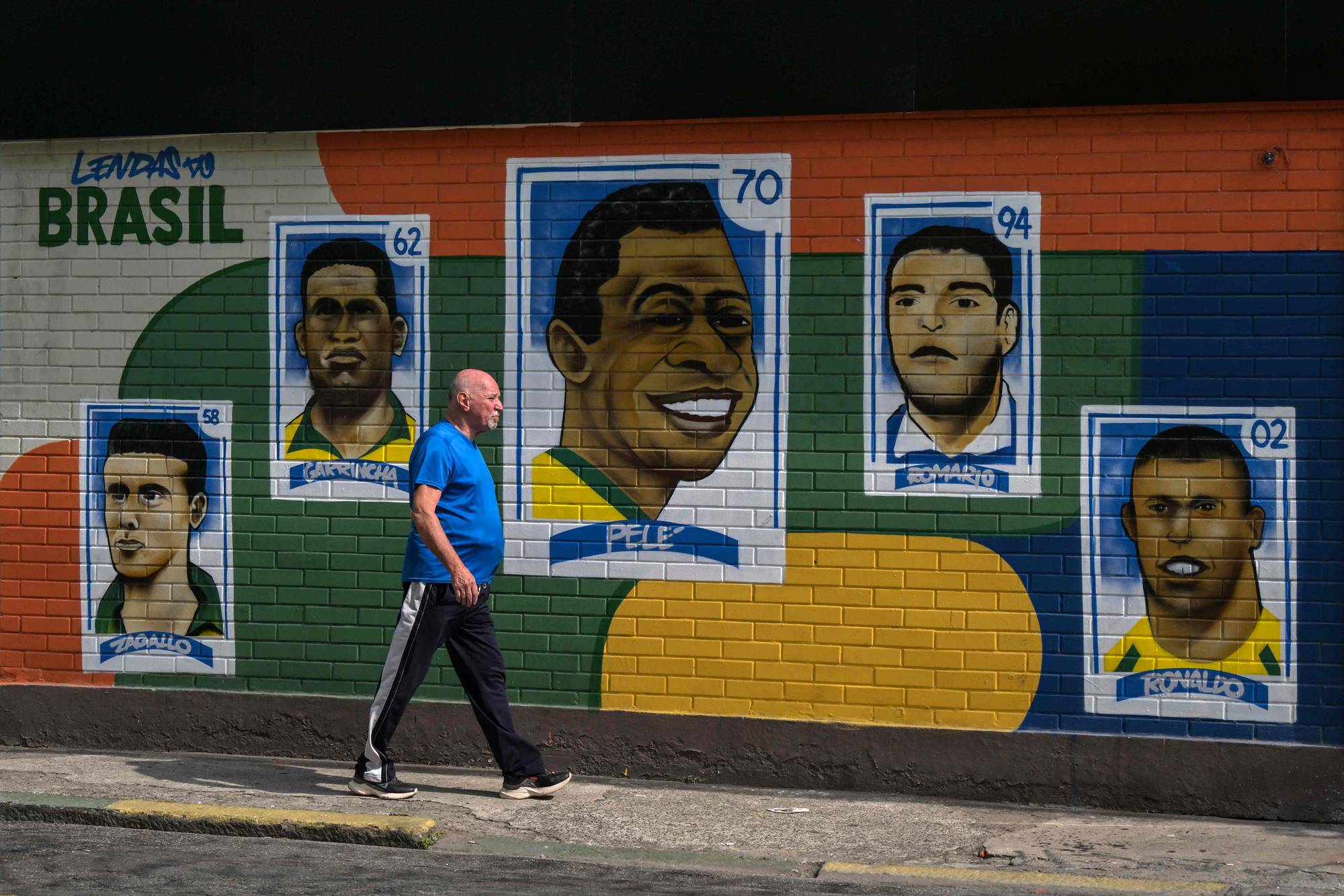 En vegg i Rio de Janeiro viser fem helter i brasiliansk fotball, én for hver av de fem VM-titlene.