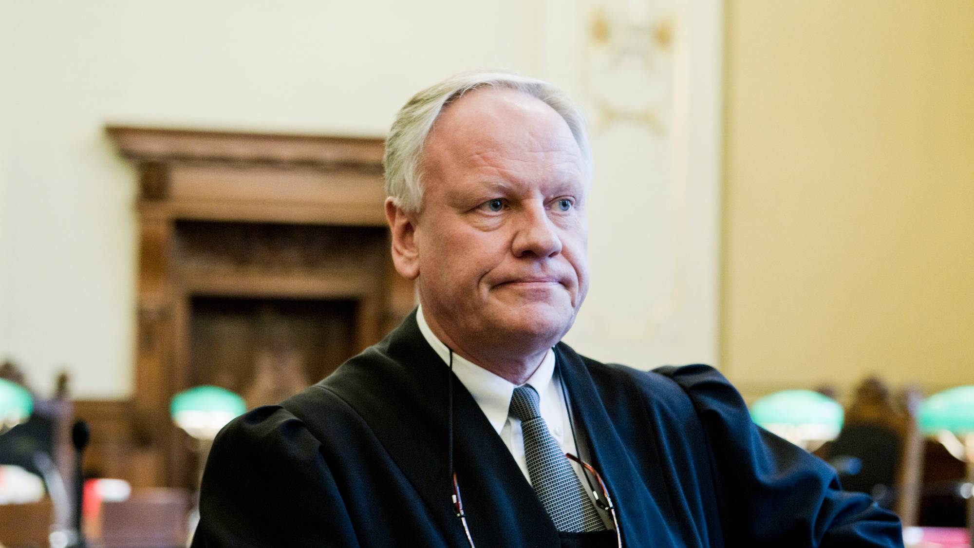 Advokat Sigurd Klomsæt pakker sammen i Høyesterett onsdag, der han tok opp saken igjen til Viggo Kristiansen, som i 2001 ble dømt til 21 år fengsel og 10 års sikring for drap på to små jenter i Baneheia.