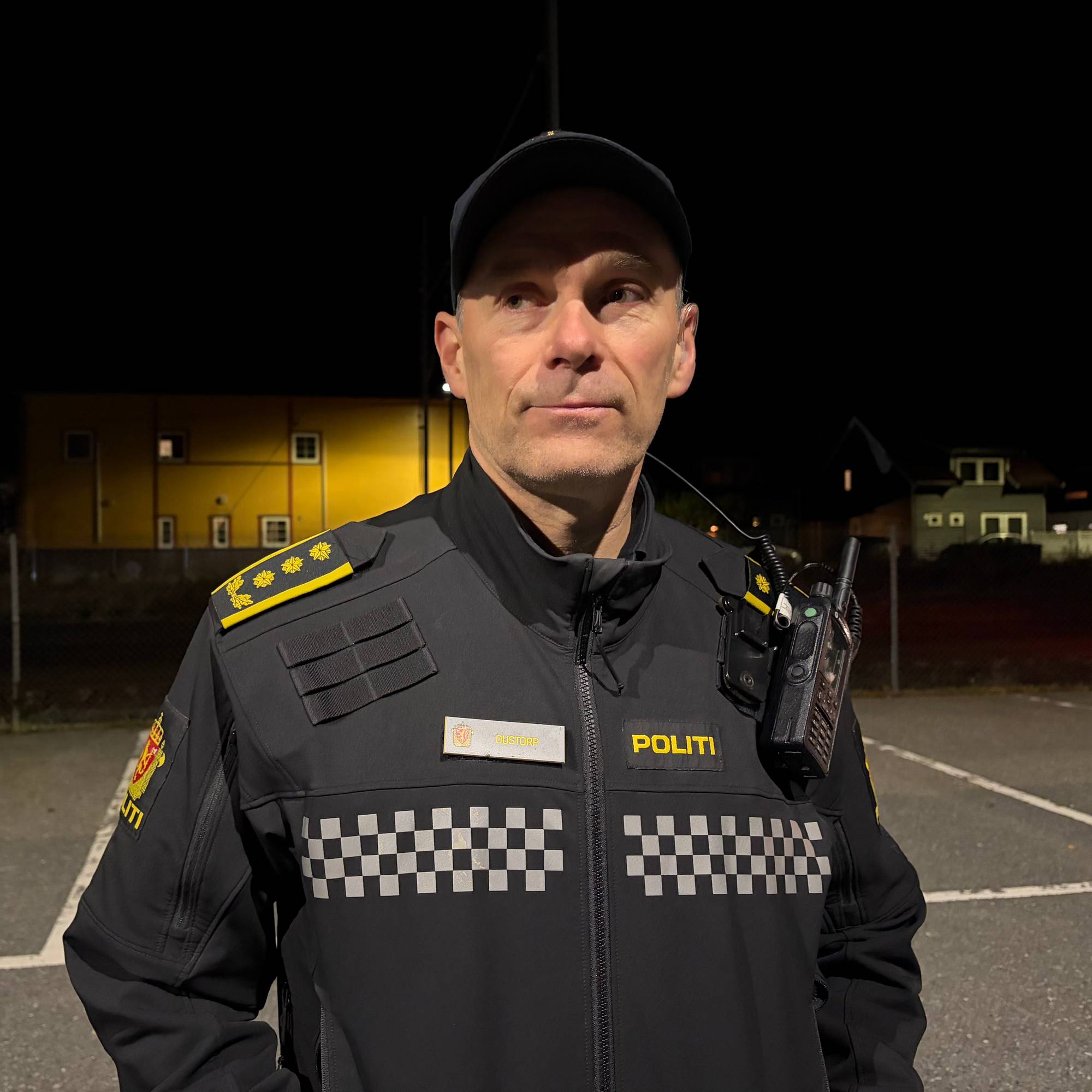 Politimann i kveldslys