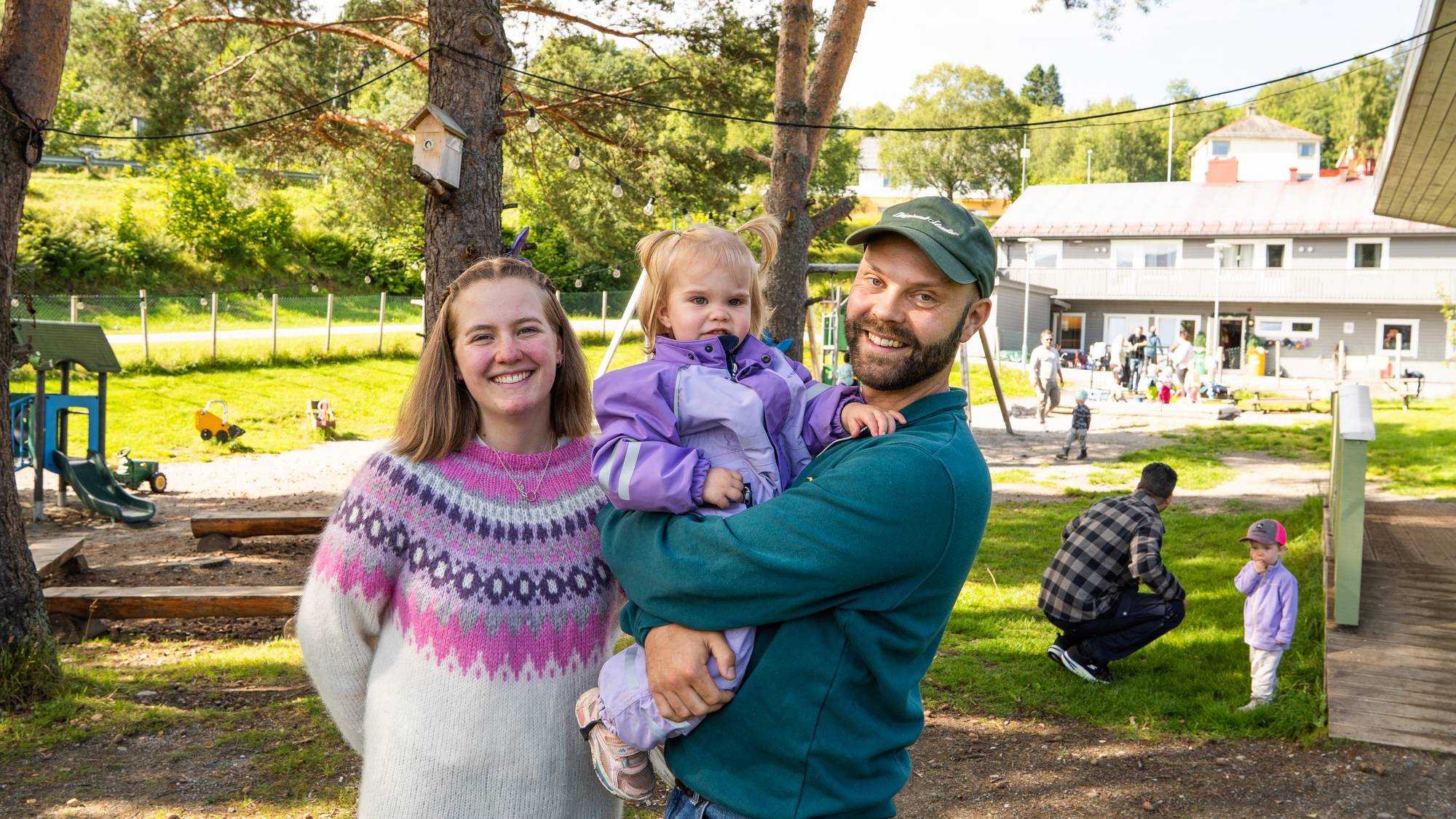 en mann og en kvinne som holder en baby (Bildebeskrivelsen er laget av en KI-tjeneste)