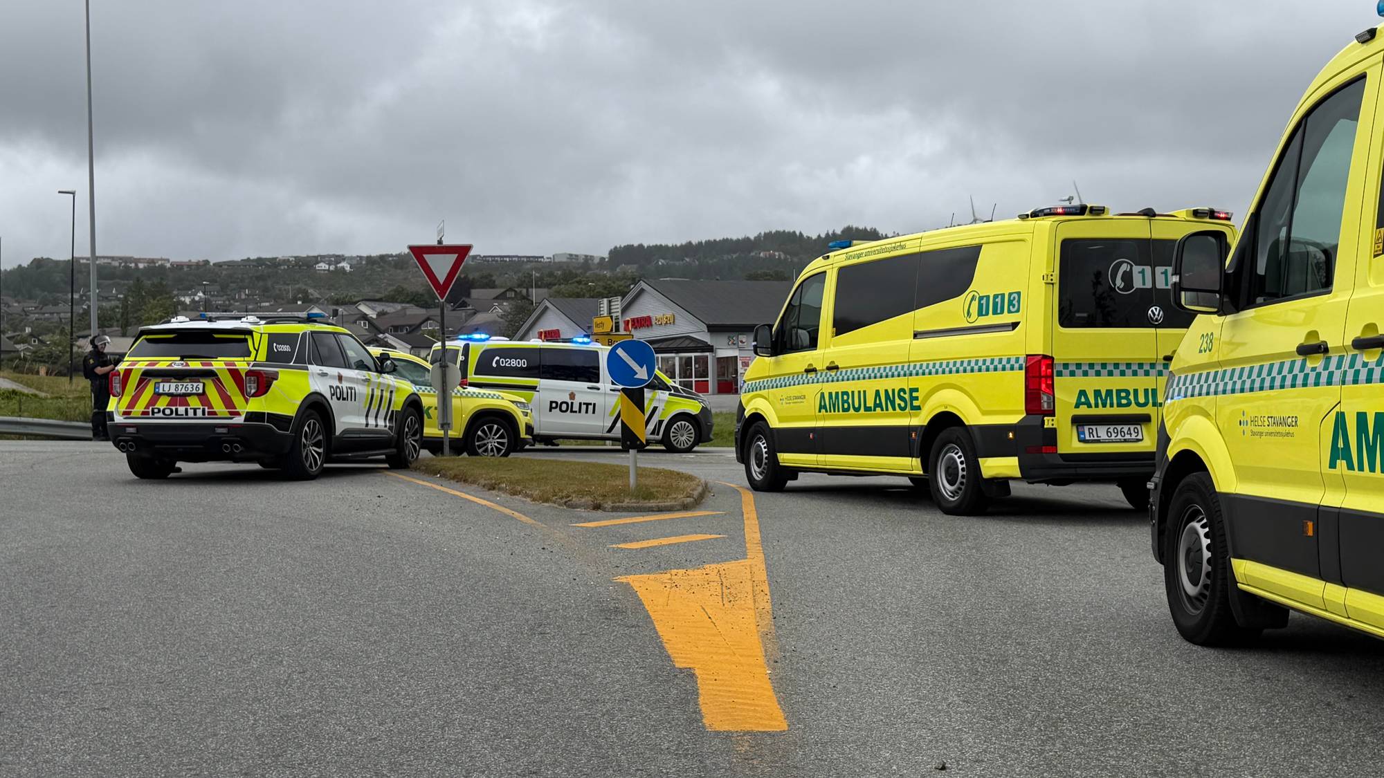 To politibiler og to ambulanser